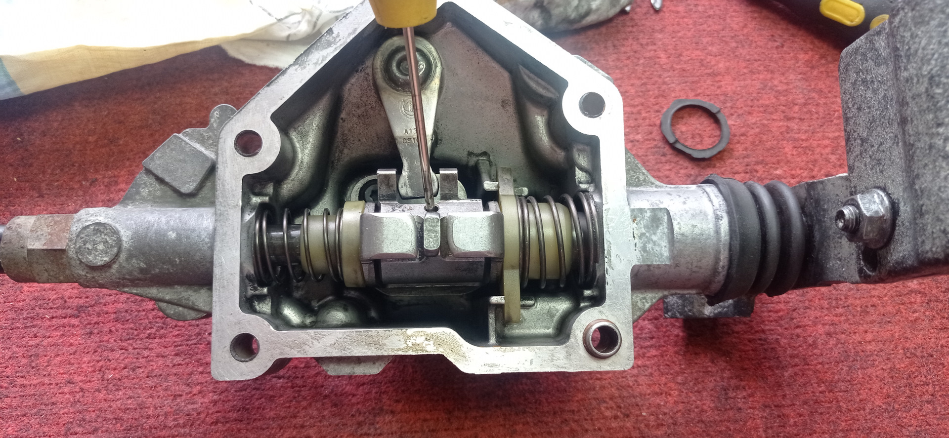 Замена пыльника троса ручника — FIAT Doblo (1G), 1,3 л, 2007 года ...