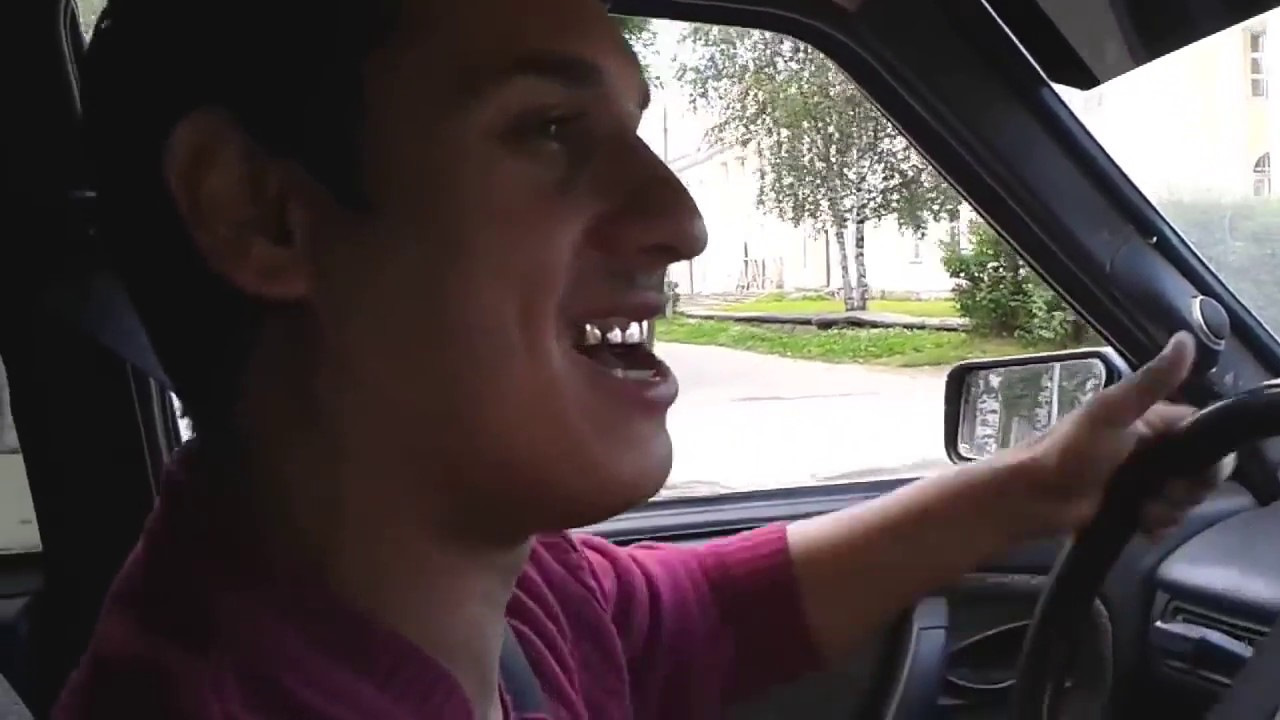 Машины пела. Водитель поет. В машине семья поет. Девушка поёт в машине за рулём. Пение в машине.