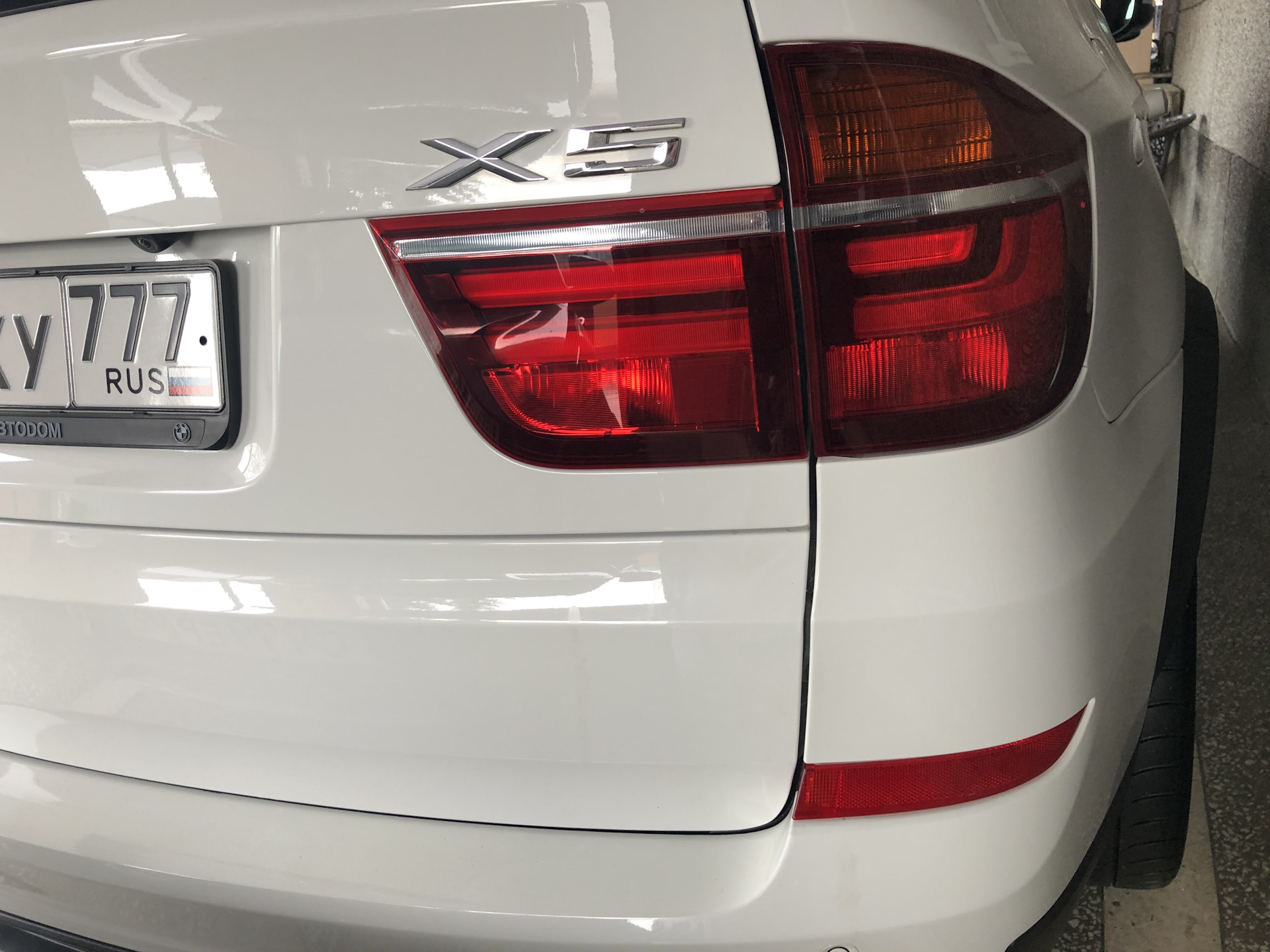 Фонари bmw x5 e70. Шильдики БМВ х5 е70. Фонари задние BMW e70. BMW x5 e70 шильдики. X5 e70 шильдик.