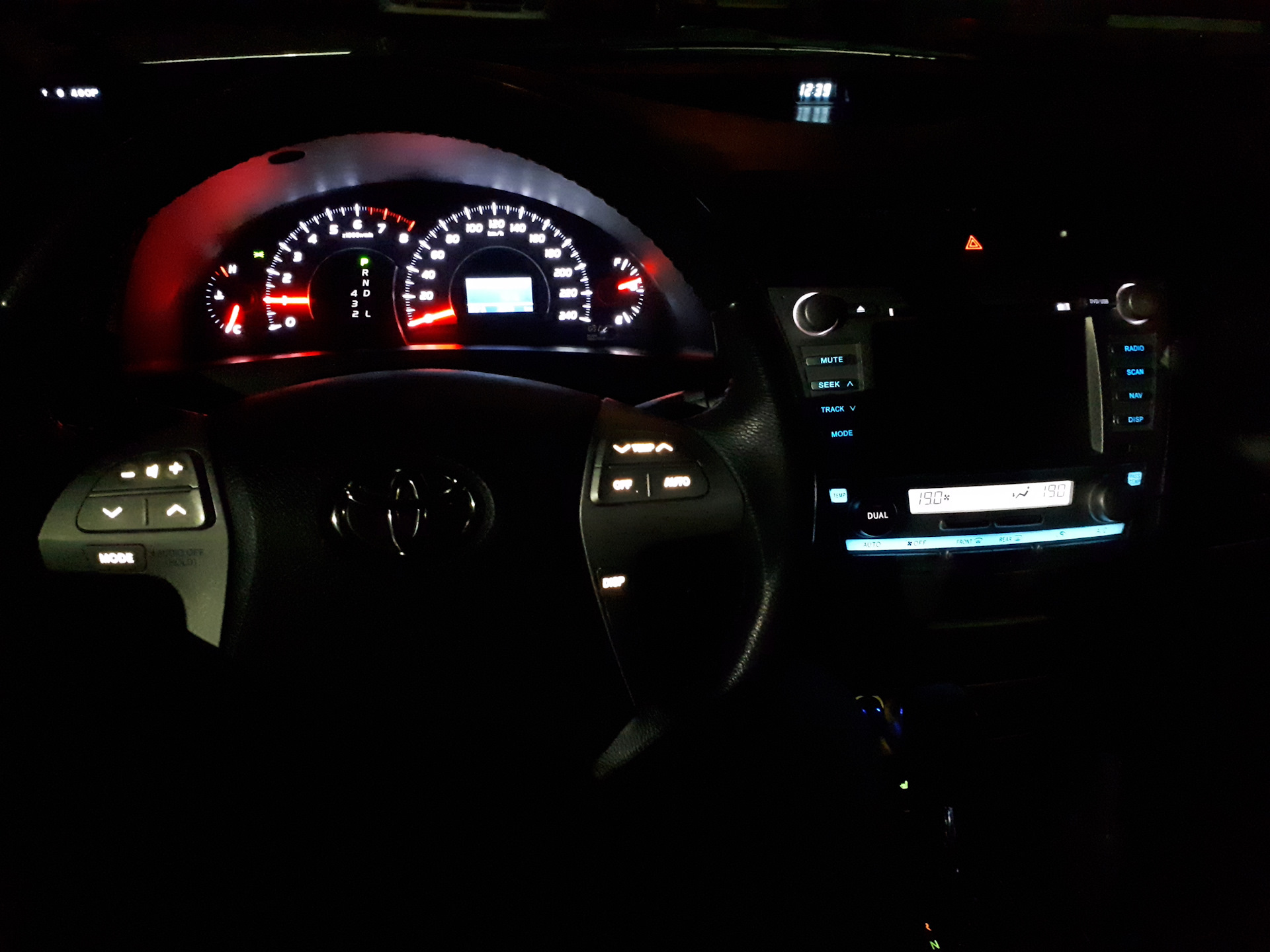 Тойота камри 40 салон ночью. Пересвет камри. Пересвет салона тойота камри 40. Пересвет камри. Пересвет салона камри 40.