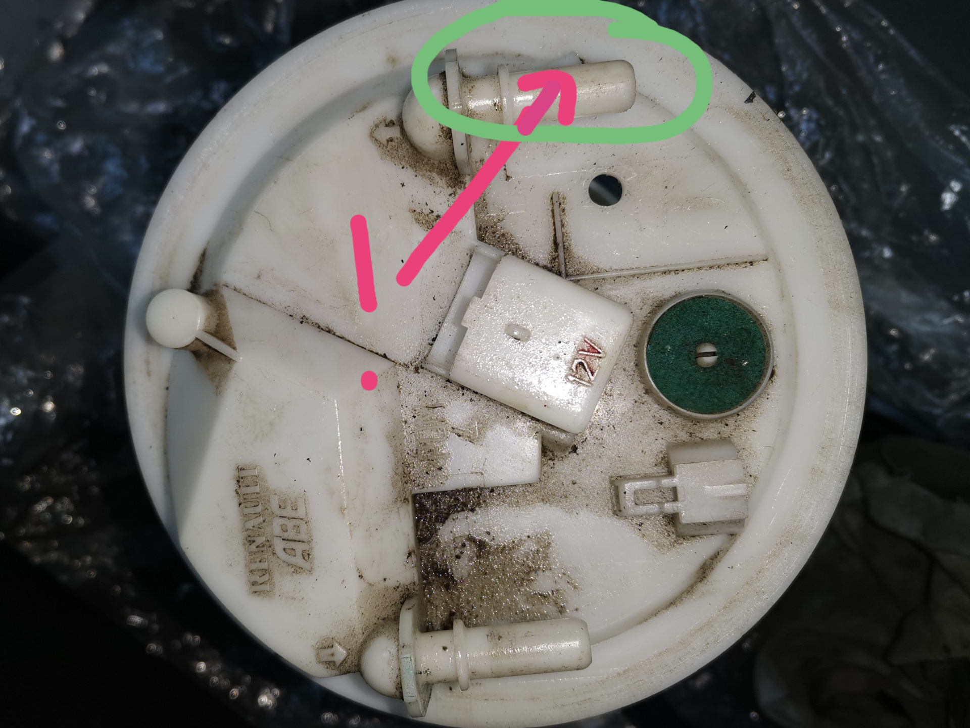 Меган 2 дизель, что за провод на топливном модуле, течь бака и где ...