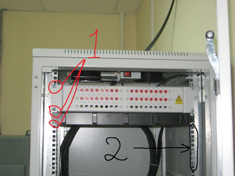 Установка din. Оптический кросс в телекоммуникационном шкафу. Заземление оптического кросса. Din рейка в телекоммуникационный шкаф. Заземление телекоммуникационного шкафа.