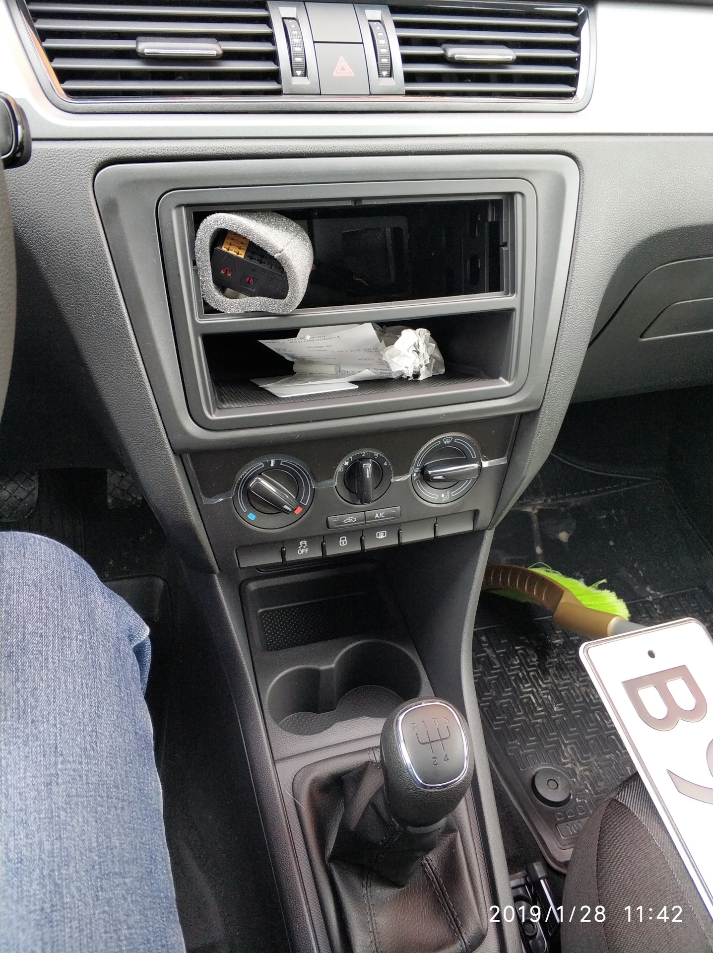 Skoda rapid 2018 магнитола 1 din. Рапид установка магнитолы. Магнитола с рапид 2 на рапид 1. Рапид установка магнитолы. Магнитола шкода рапид 2014.