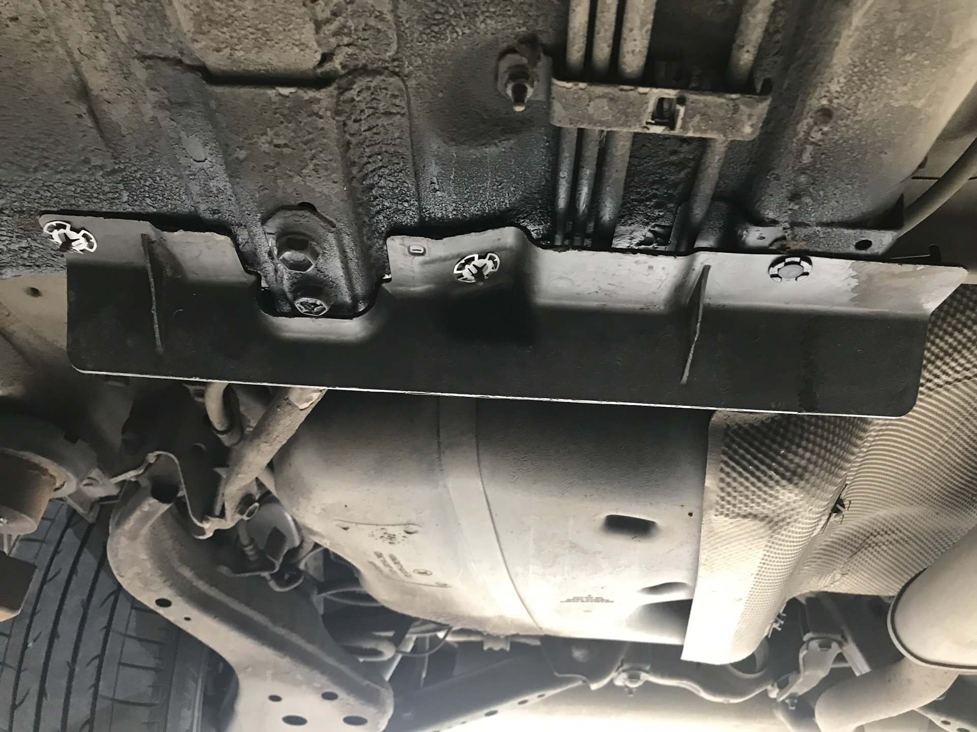 Установка заднего брызговика — Nissan Qashqai (1G), 2 л, 2011 года ...