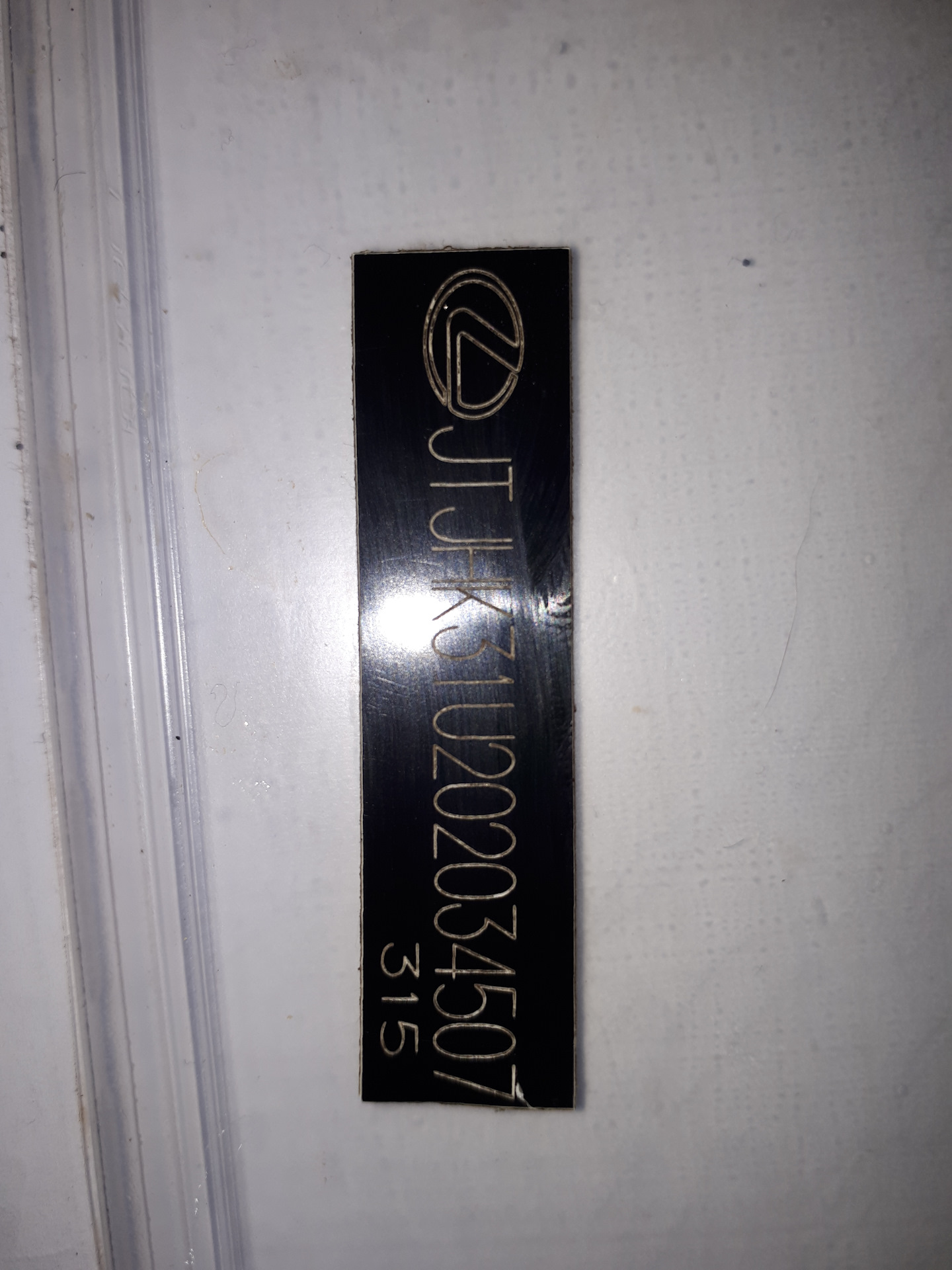 Вин наклейки на авто. Наклейка с vin volkswagen polo. Vin номер lexus gs300. Заводские наклейки на генератор. Вин наклейка изготовления.