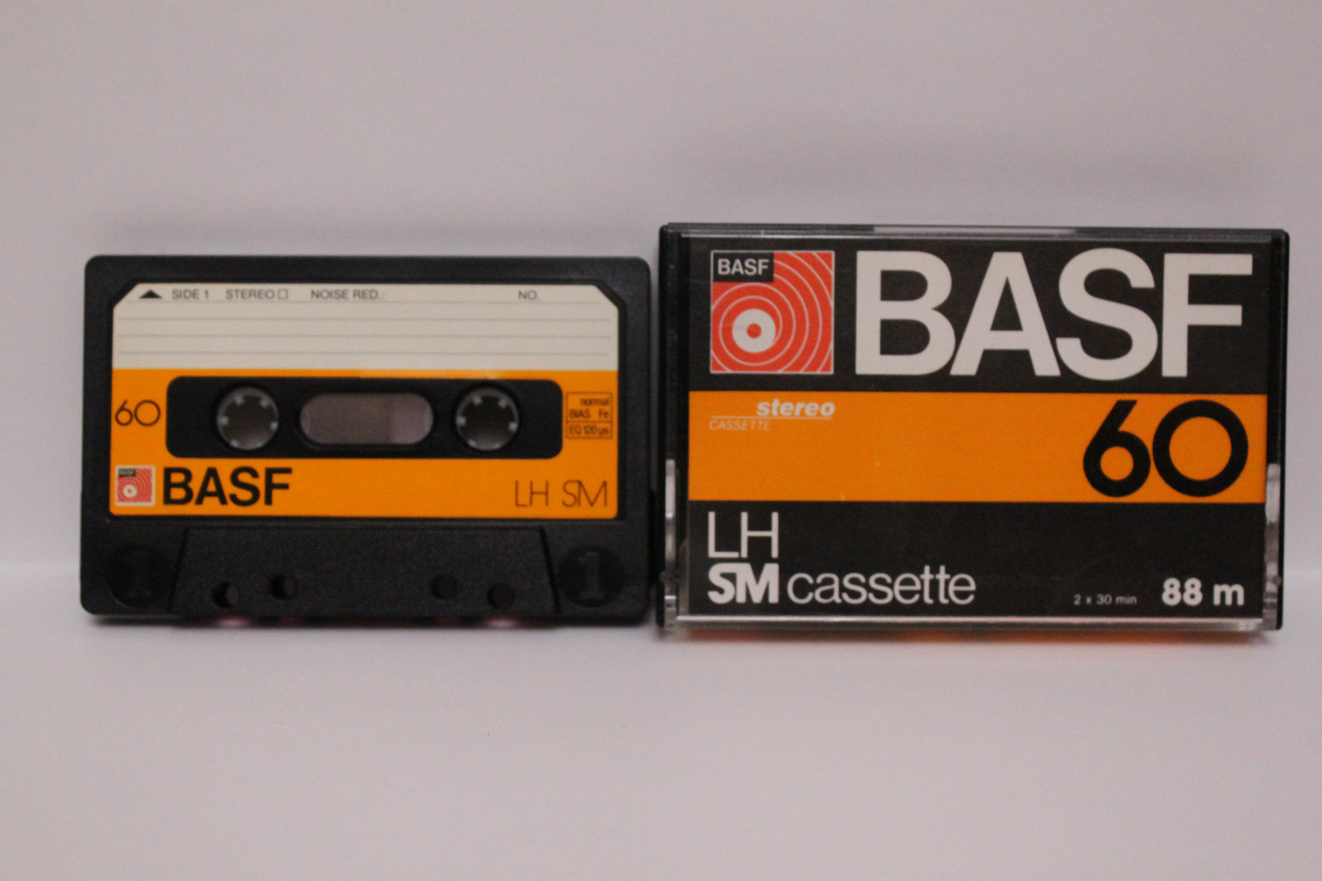 Кассета ель. Магнитофонные кассеты БАСФ. Аудиокассета BASF LH SM 90. Кассеты БАСФ для магнитофона. Компакт кассеты БАСФ.