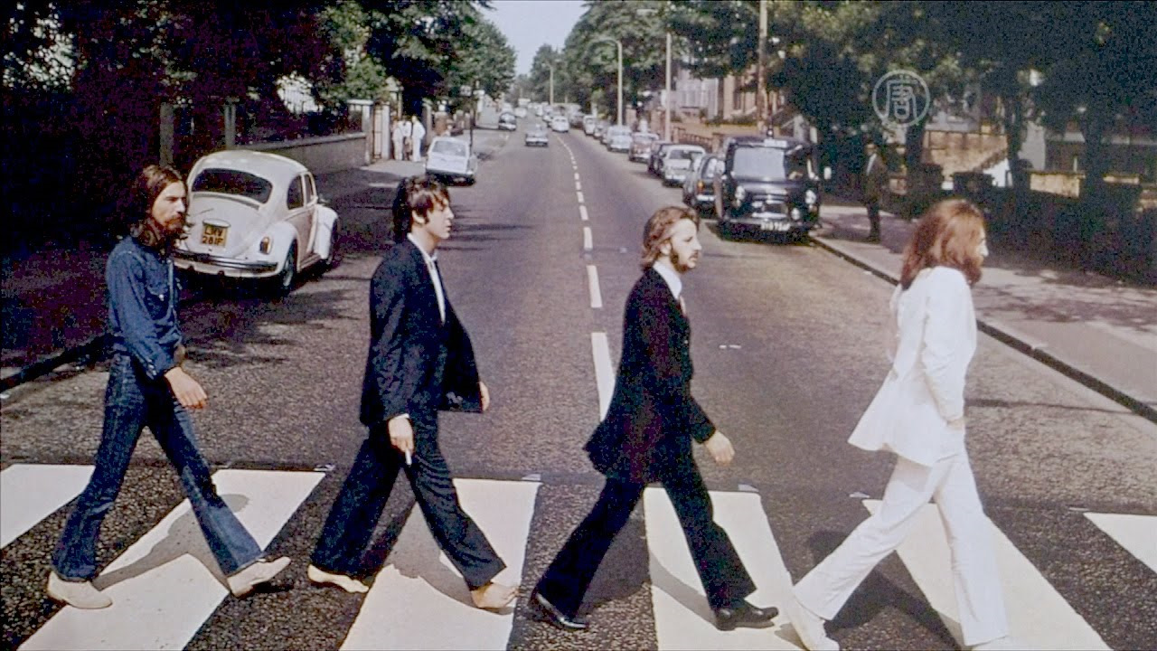 Первая группа дорог. Битлз Эбби роуд обложка. Пол Маккартни Abbey Road. Битлз идут на Эбби роуд. Битлз на зебре.