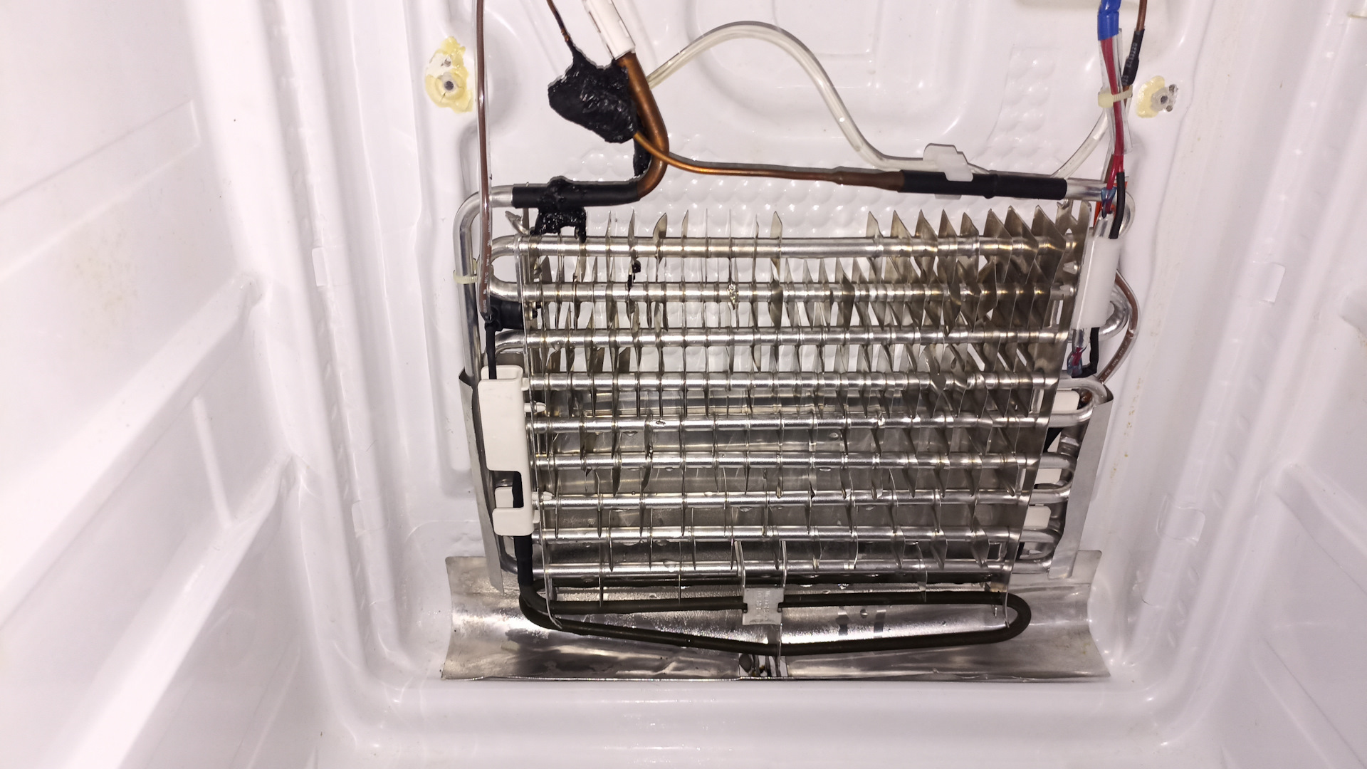 Почему не морозит верхняя. Датчик испарителя в холодильнике самсунг рл26. Обмерзает испаритель в холодильной камере. Обмерзший испаритель. Испаритель для холодильника 40 на 100.