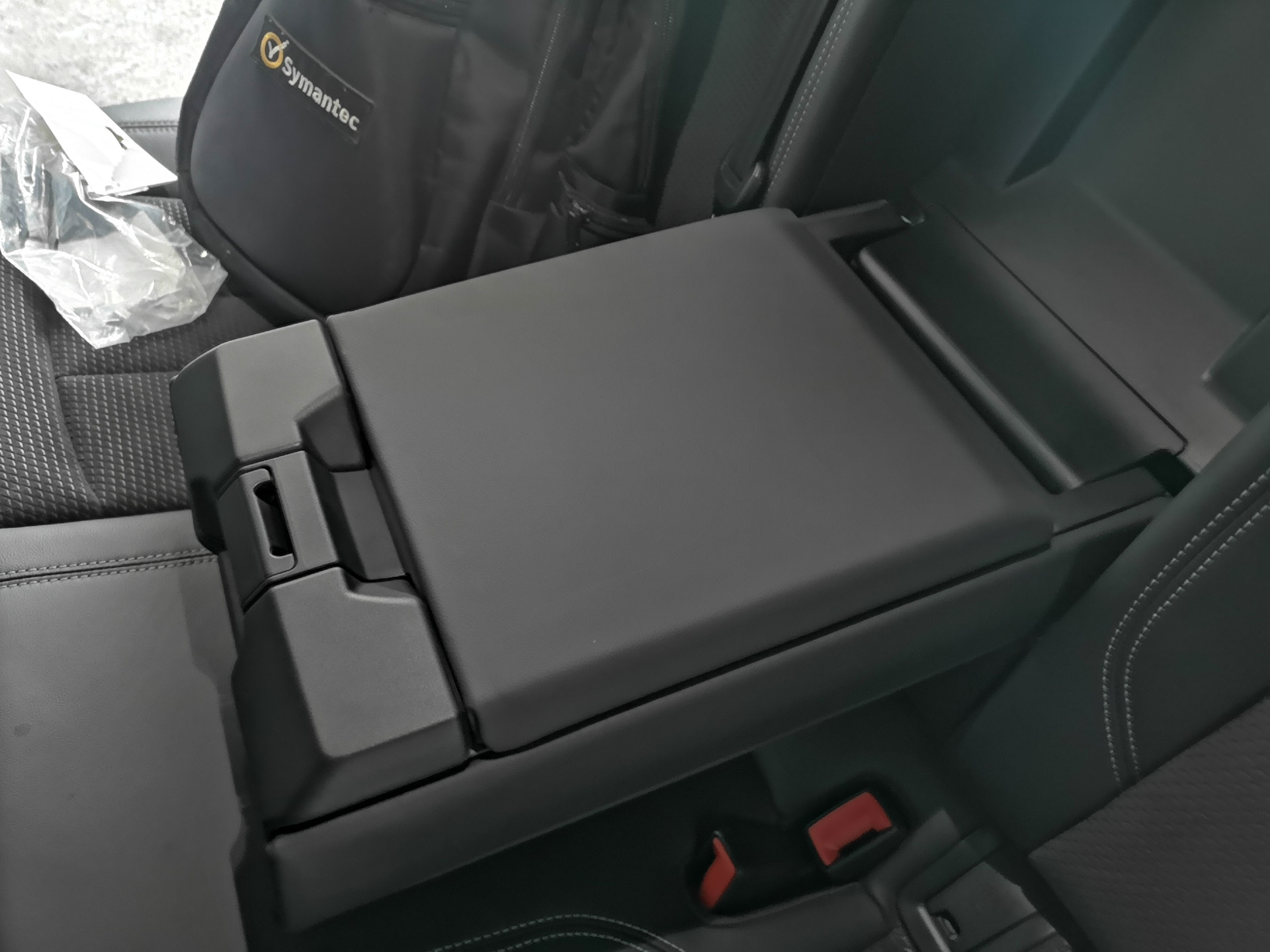 Задний подлокотник с подстаканниками a4 b9 — Audi A4 (B9), 1,4 л, 2019 ...