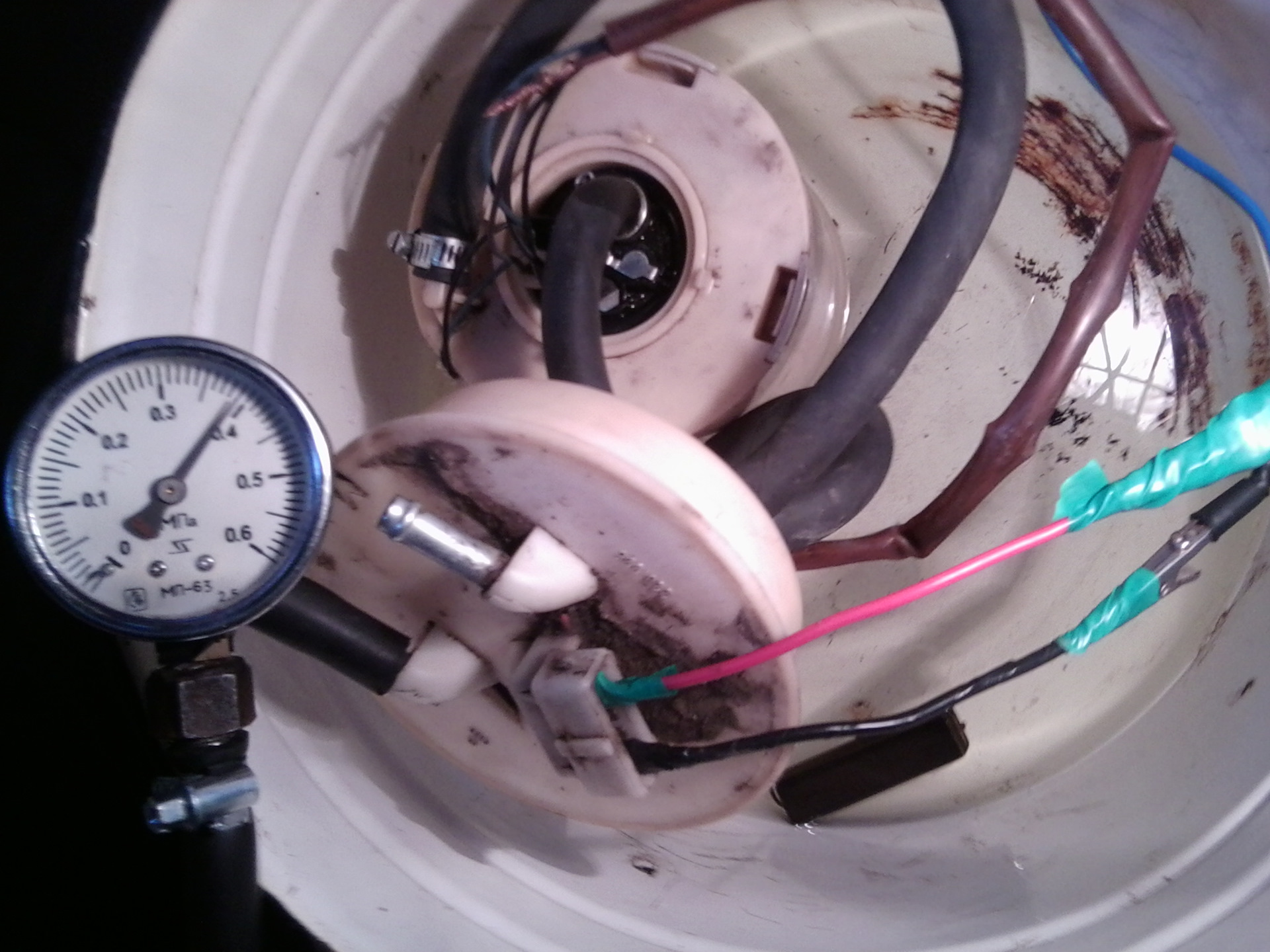 Насос топливный x trail t32. Замер давления бензонасоса. 4 бензин замер давления топлива. Регулятор топливного давления акцент. Кия сид замер давления топлива.