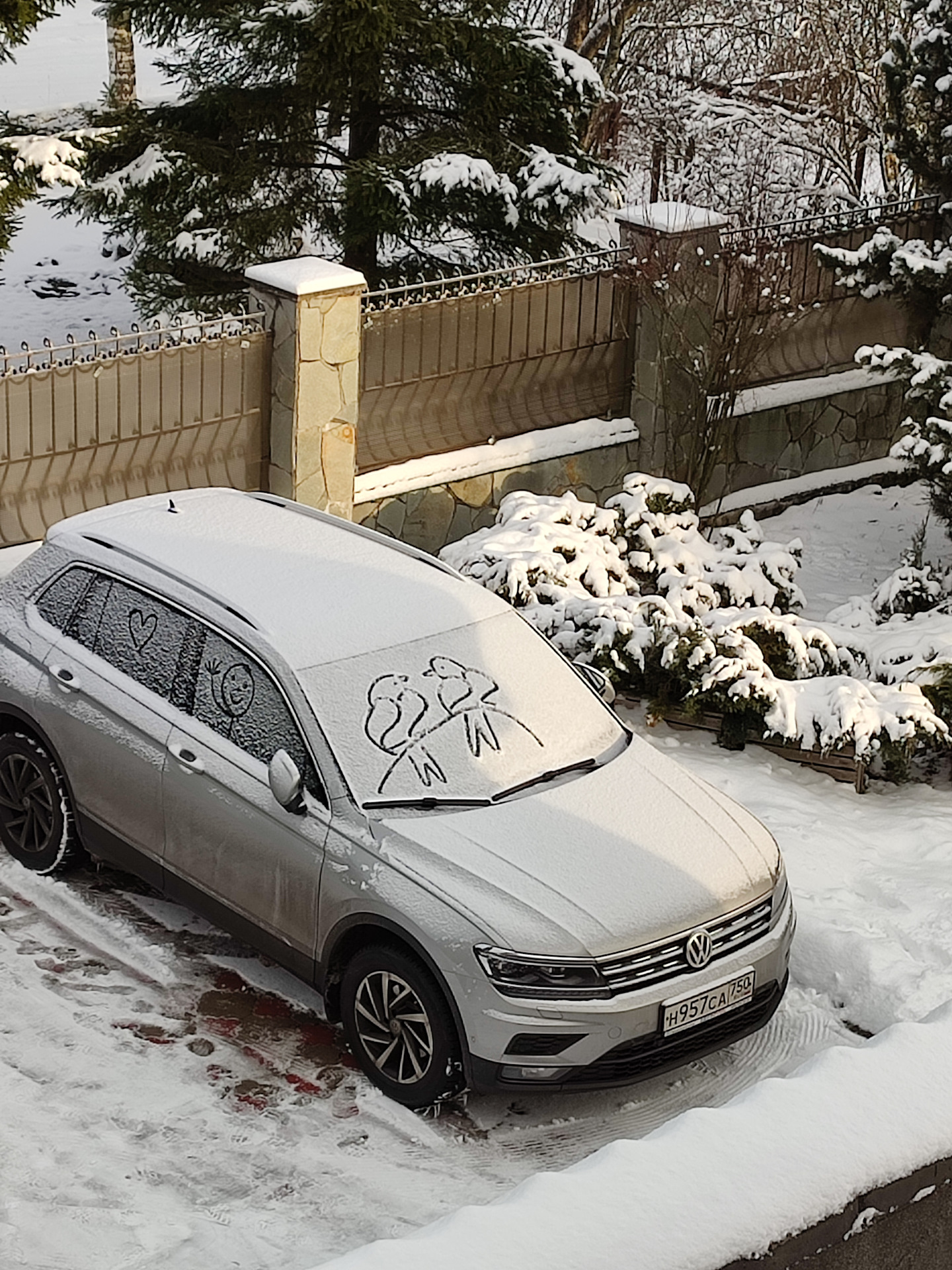 Мне продолжают рисовать всякие знаки на машине, сегодня сердечко 💙🤣 —  Volkswagen Tiguan (2G), 1,4 л, 2021 года | фотография | DRIVE2