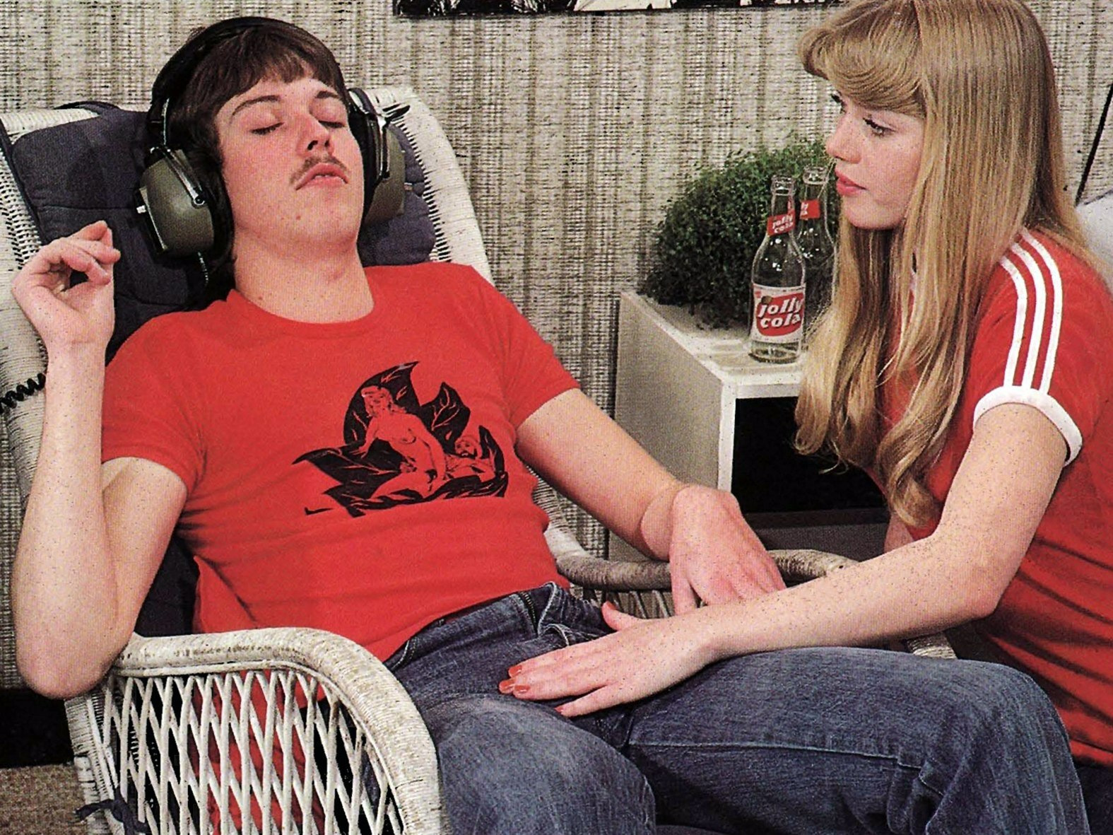 до лампочки мне ваши кабеля, я бы хотел бы быть на его месте) 