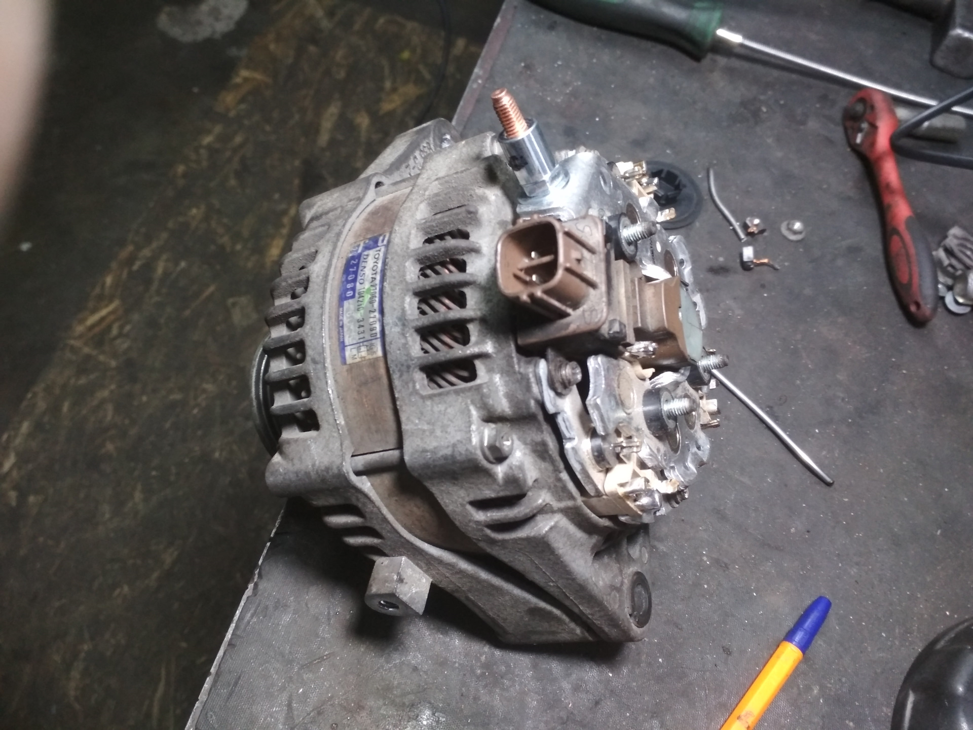 не гаснут индикаторы на приборной панели. — Toyota Avensis II, 2 л ...