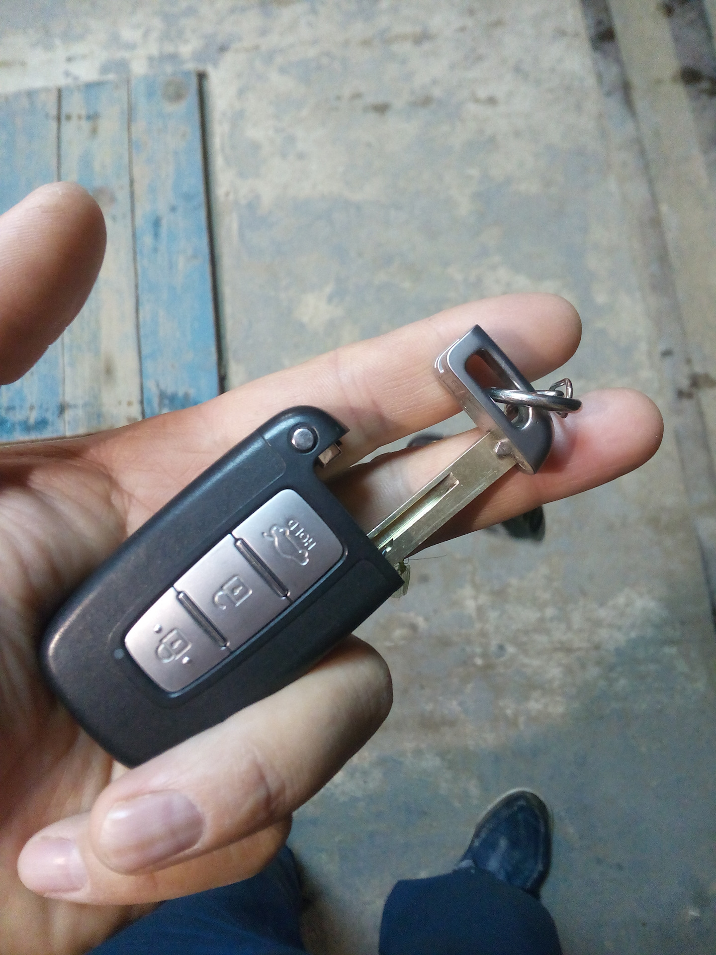 Открыть хендай без ключа. Solaris 2015 ключ бесключевой. Ключ Хендай Солярис бесключевой. Дверной ключ Hyundai Solaris. Hyundai Sonata 6 ключ от двери.