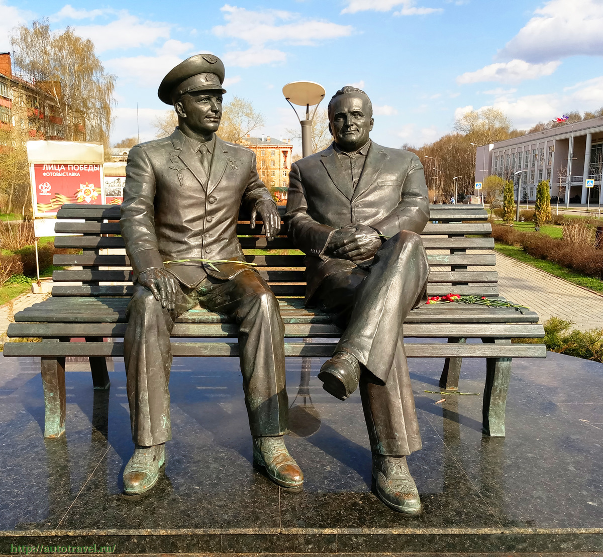 Памятник Гагарину и Королёву в Королёве