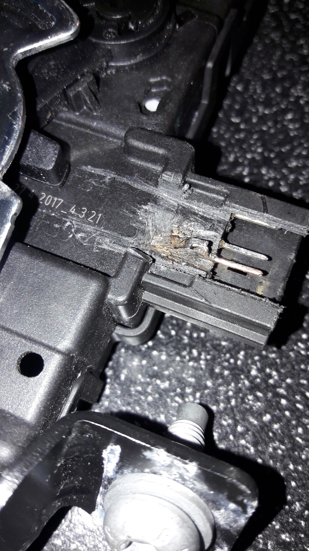 Дырки крышки багажника. — Land Rover Discovery Sport (1G), 2 л, 2017 ...