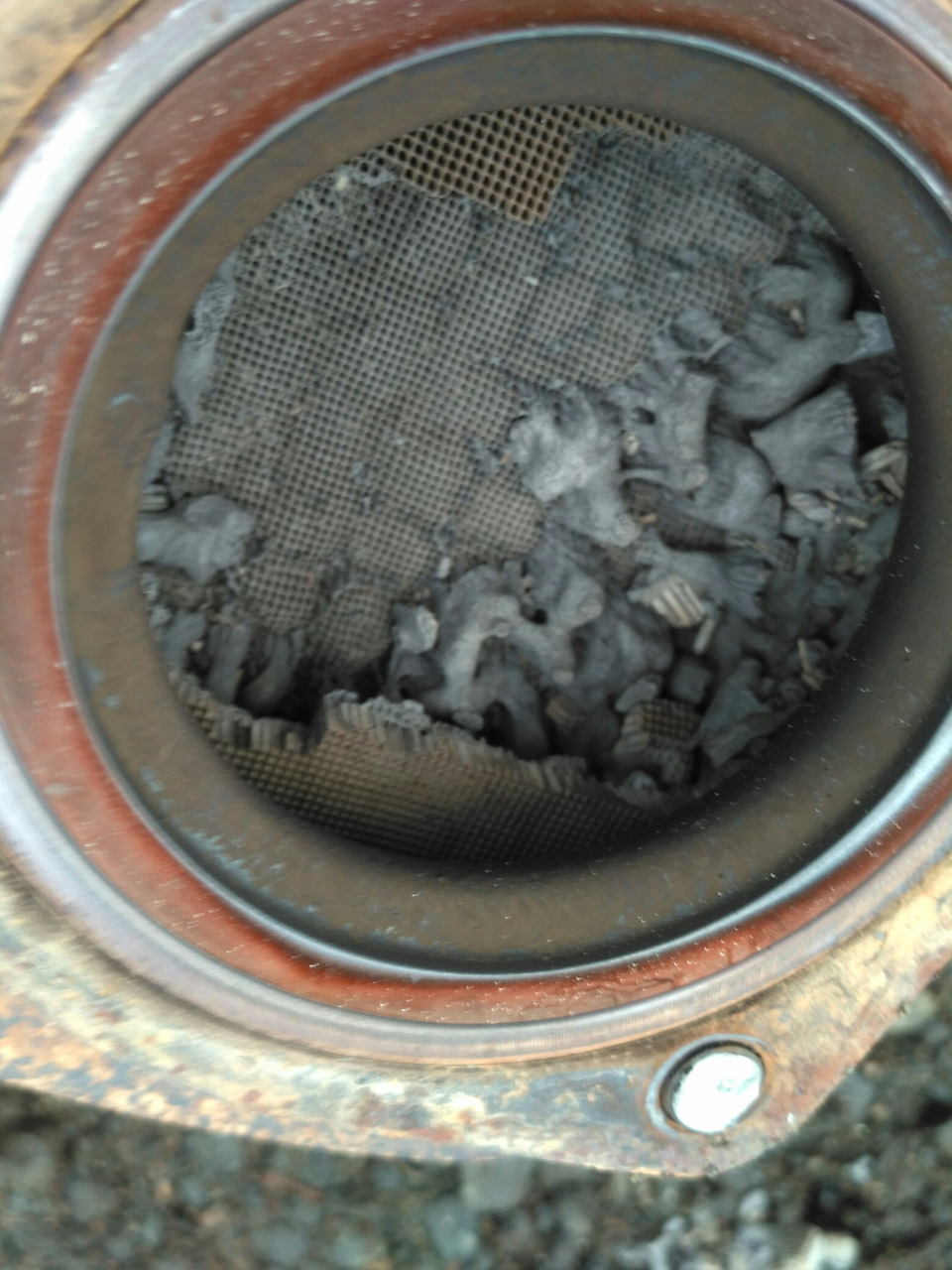 Прогорает пламегаситель. Оплавился катализатор. Peugeot 407 катализатор. Катализатор автомобильный. Неисправный катализатор.