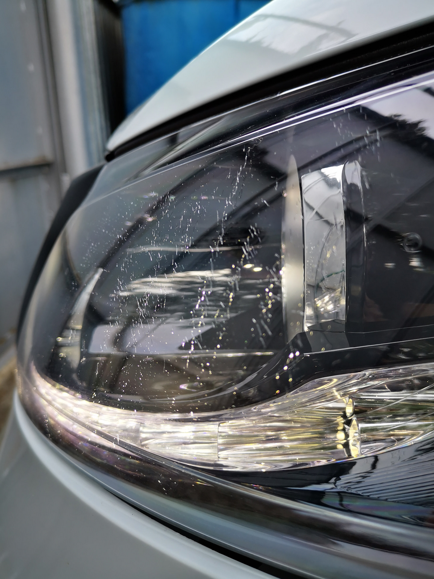 Треснул лак на фаре. Трескается лак на фарах. Паутинка на фарах. Полировка фар рено меган 2. Потрескался лак на фаре.