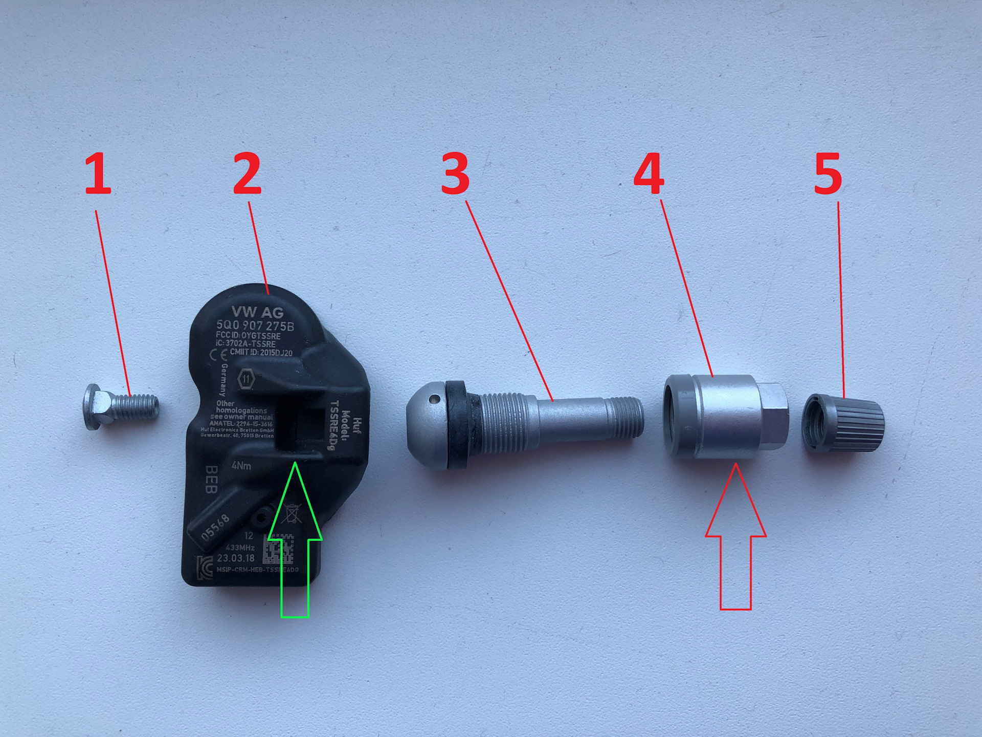 показания датчика температуры охлаждающей жидкости. датчик над двигателем ваз 2114. болт крепления датчика детонации 2110. какой датчик крепится на. какой датчик крепится на.