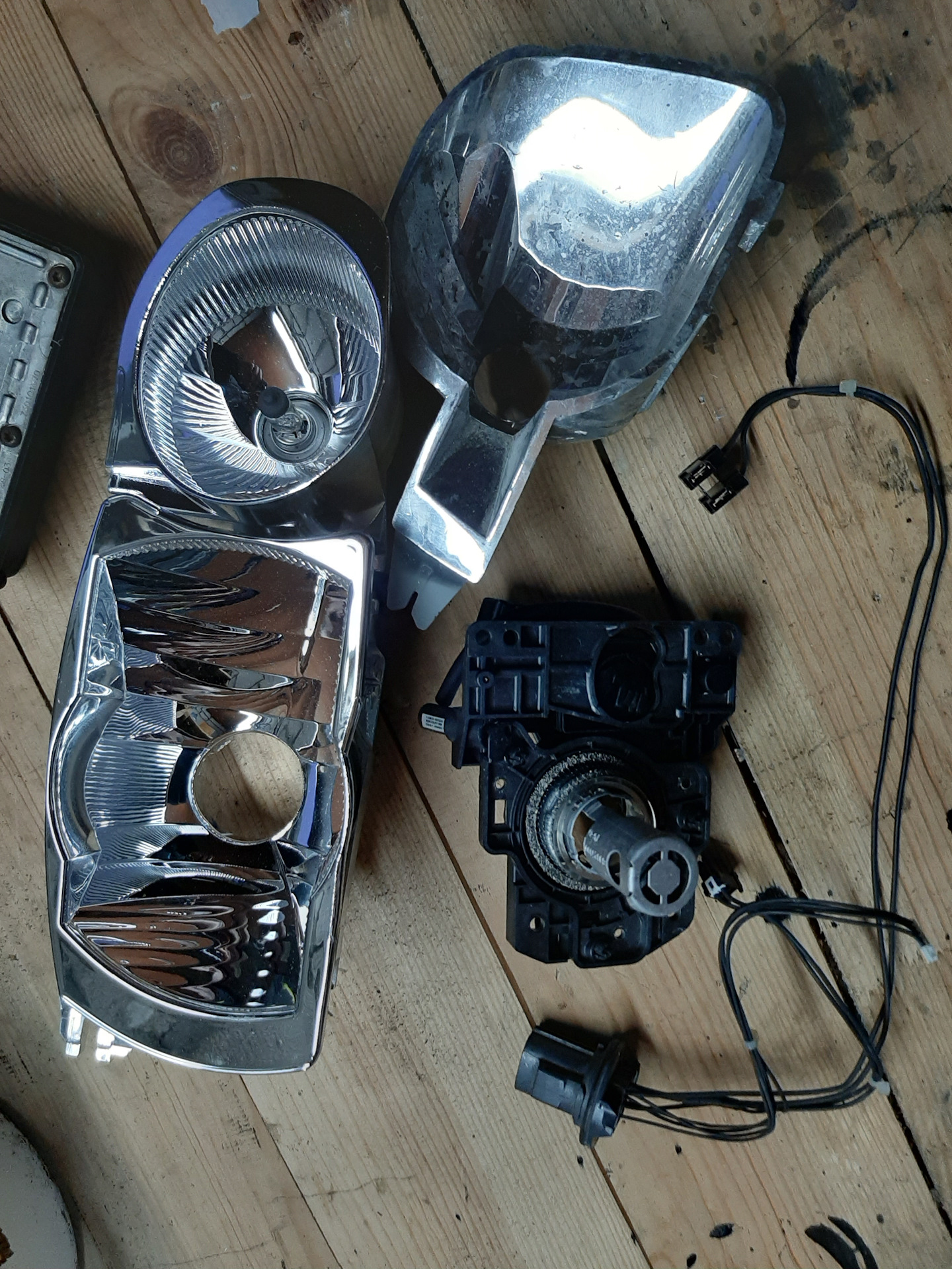 Нужна разбитая фара) — Volvo S60 (1G), 2,4 л., 2006 года | поломка | DRIVE2