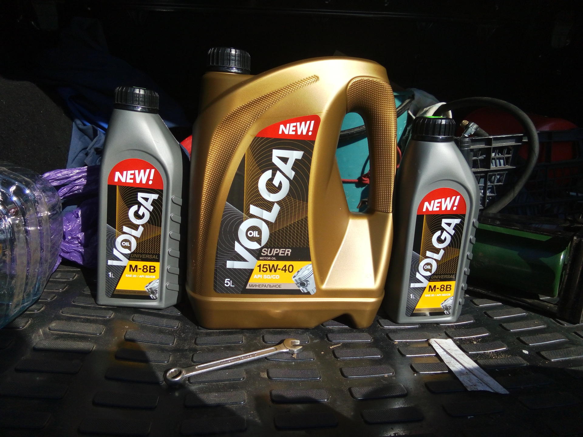 моторное масло неизвестной марки. стеллаж с моторным маслом лукойл. производитель масло машинного. моторные масла oil club. Uaz motor oil 5w-40.