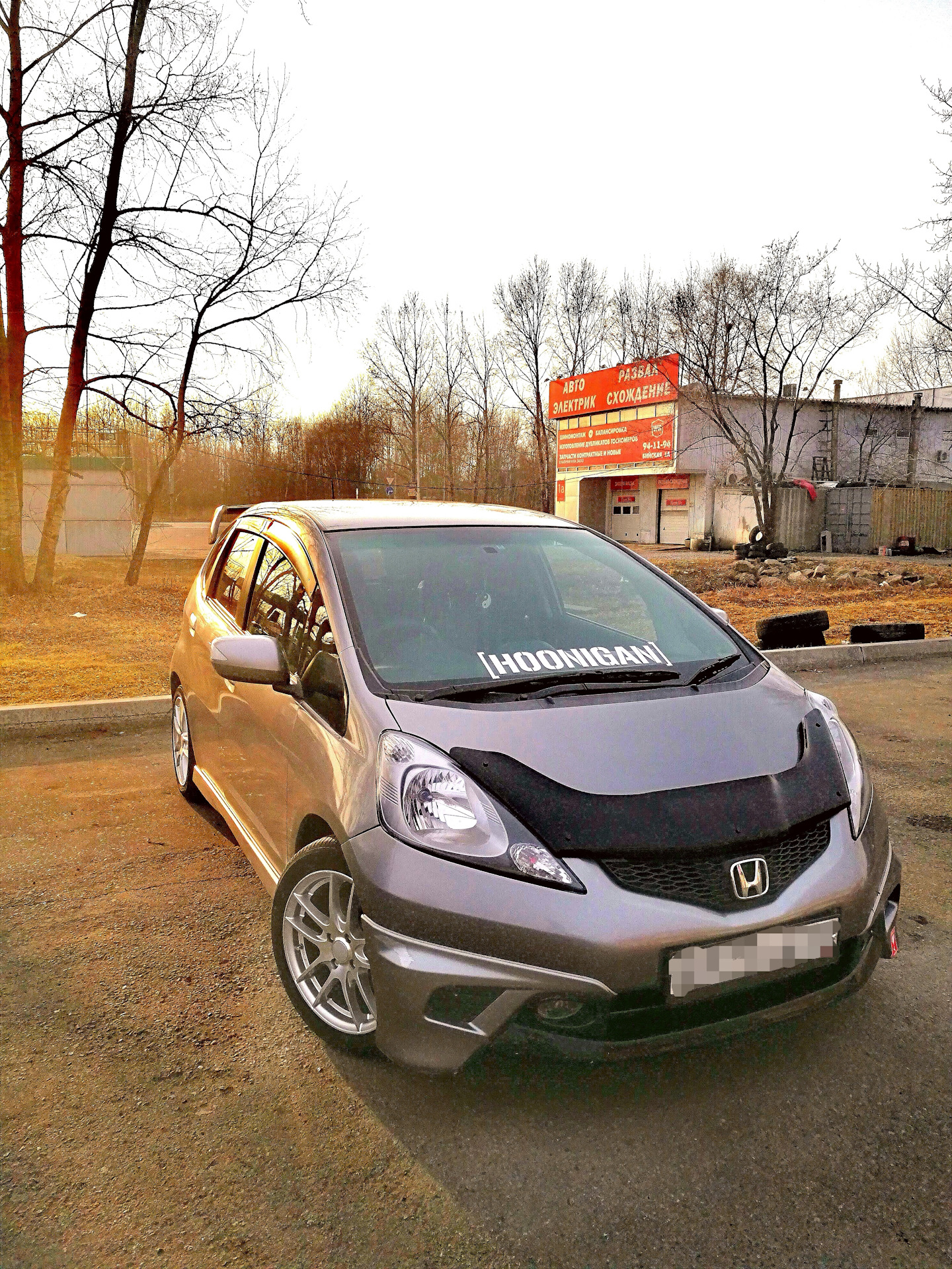 Капот honda fit. Дефлектор капота Honda Fit ge. Хонда фит ge6. Мухобойка Хонда фит. Мухобойка Хонда фит 2.