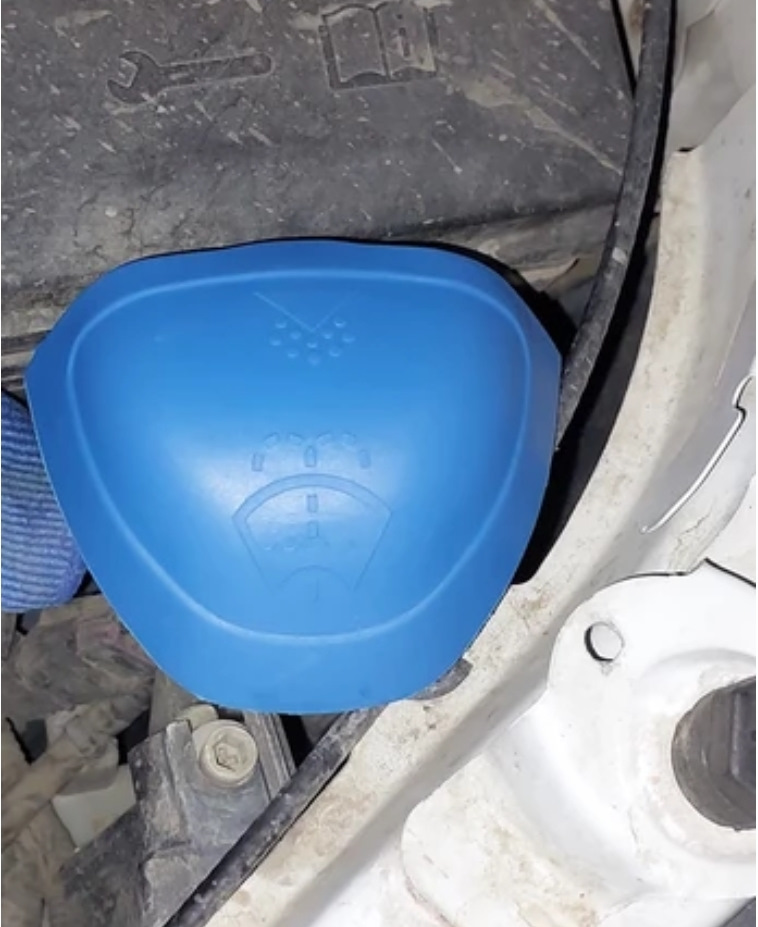 Воронка на бачок омывателя — Volkswagen Tiguan (1G), 2 л, 2014 года ...