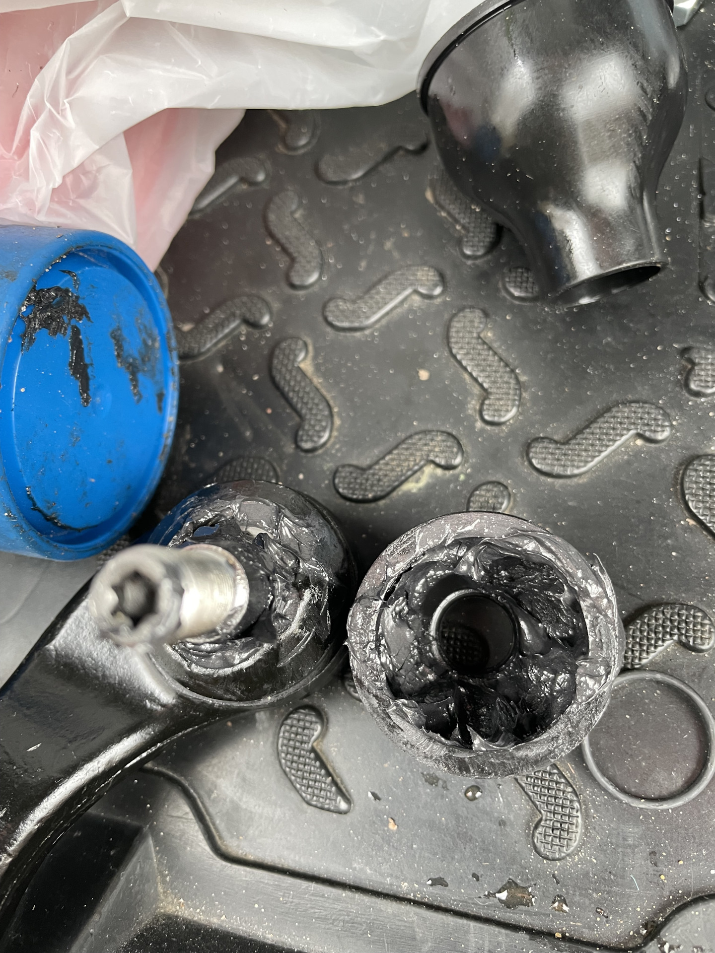 Замена правой передней стойки стабилизатора. — Renault Duster (1G), 1,6 ...