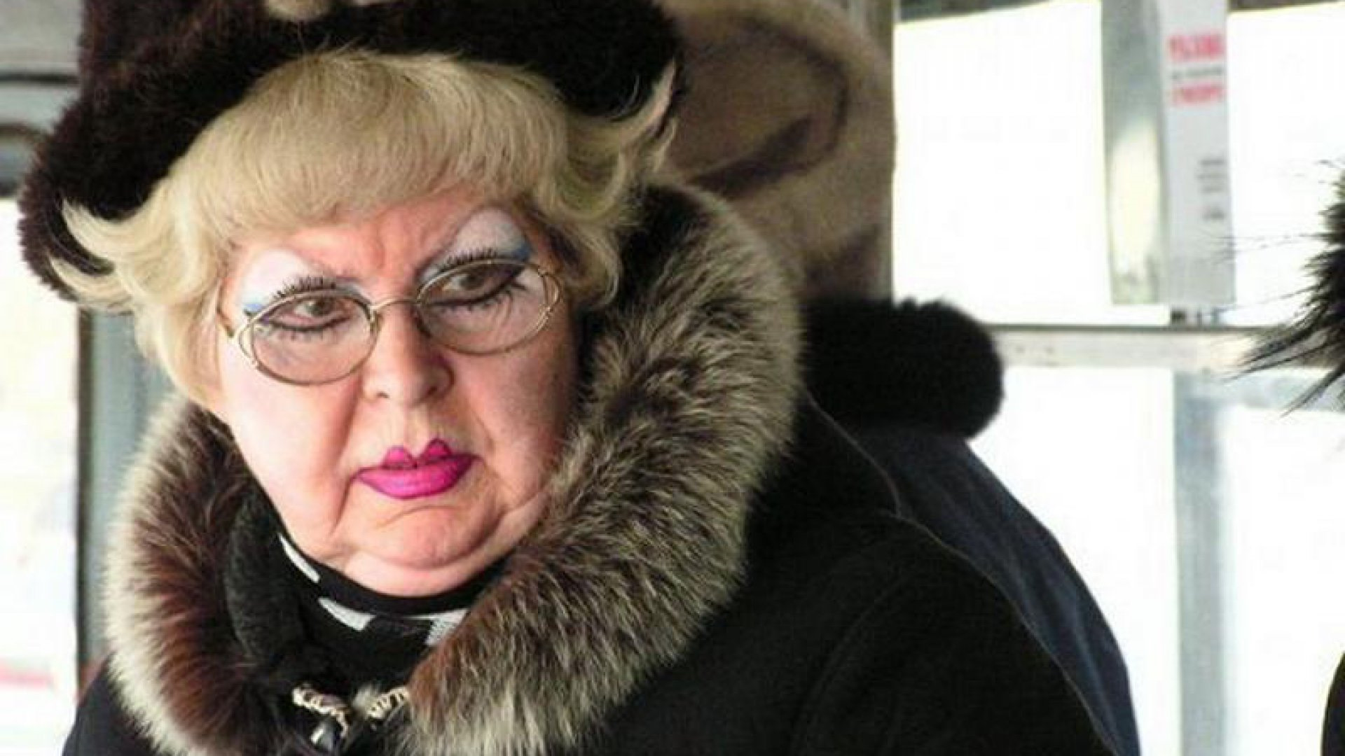 Тетке неожиданно. Бабушка с макияжем в автобусе. Бабка с ярким макияжем. Типичная тетка.