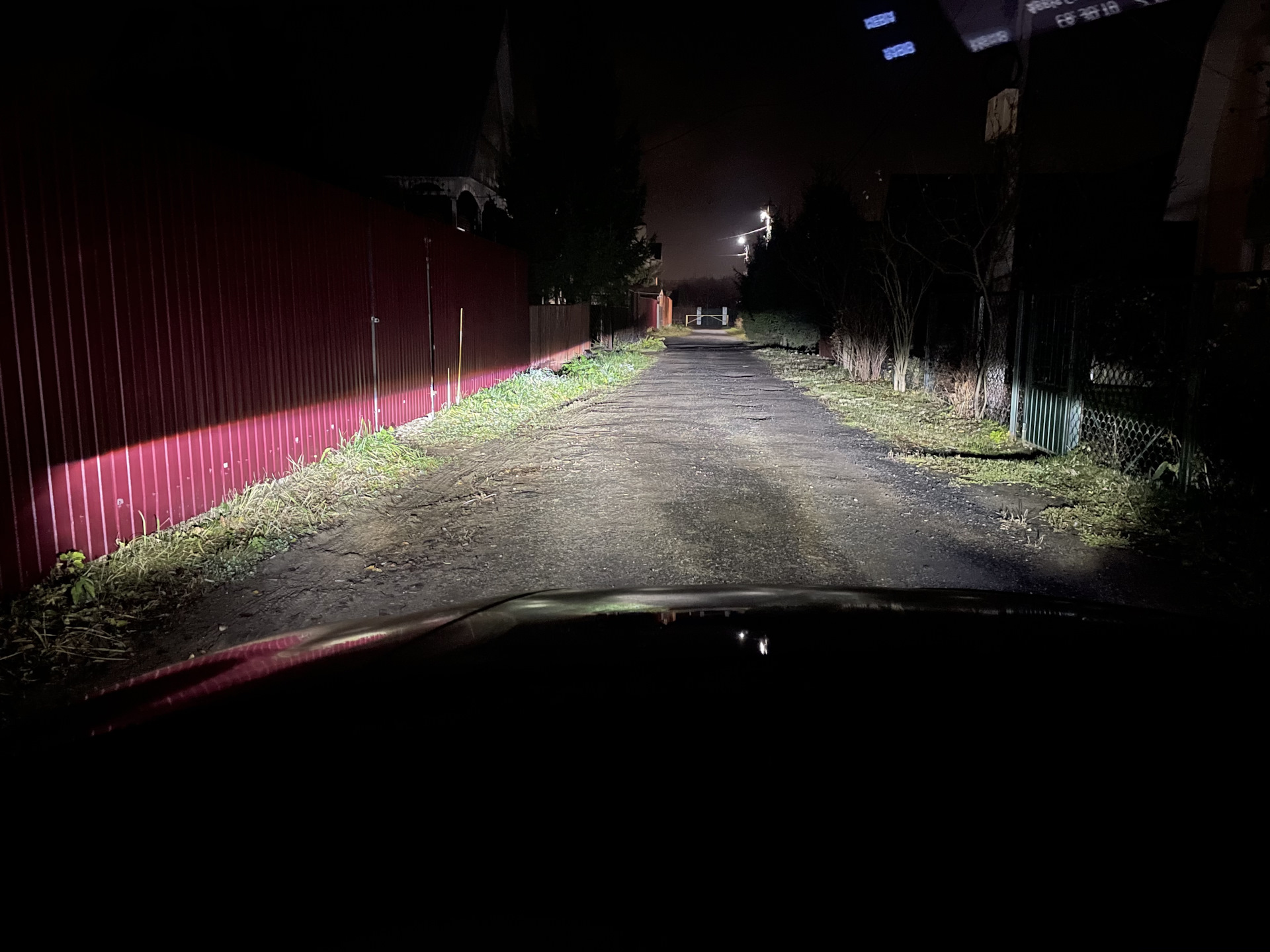 ксенон светит пятном. 5. темные пятна света фар. Led в дальний свет тигуан 1. пятна света от фар.