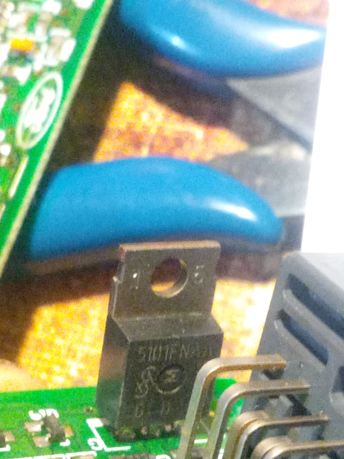 Сгорели транзисторы в усилителе. Сгоревший транзистор на плате. Сгоревший транзисторный ключ. Сгоревший транзистор smd. Пробои транзистора на плате.