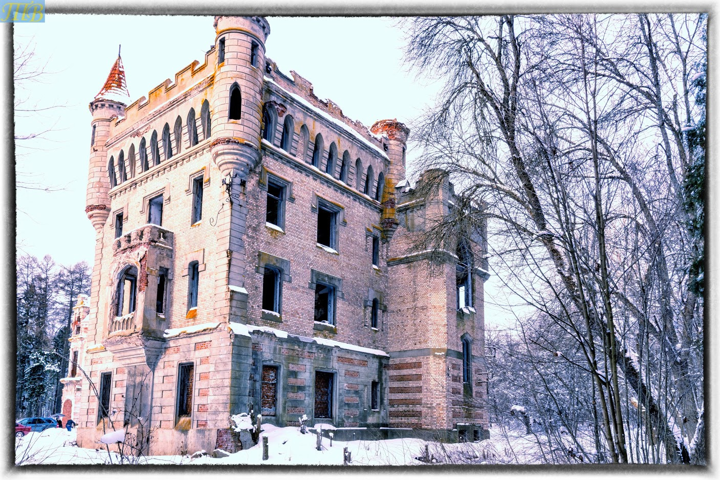 Первый обл. Дом-замок Нижегородская область. Дом замок Сыктывкар. Замок у здания ФСБ В Сыктывкаре. Дом замок рядом с городом Краснознаменск.