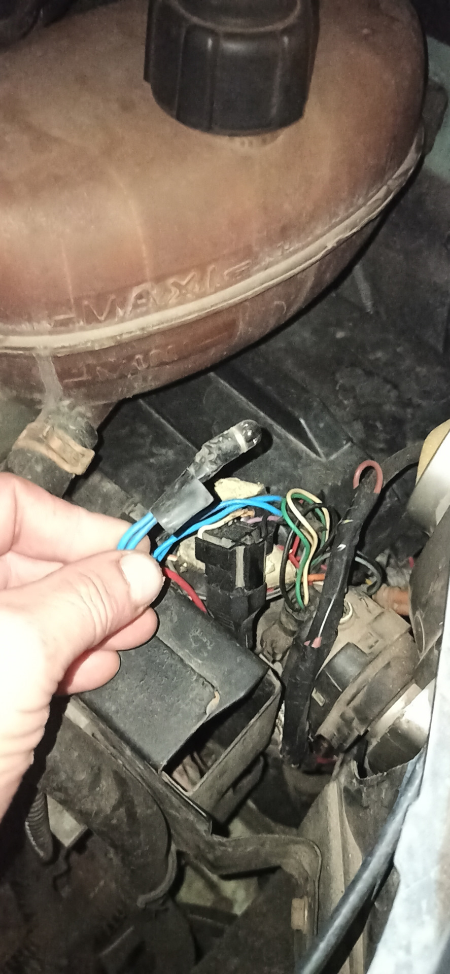 При включении ближнего света загорается на приборе и индикатор дального ...