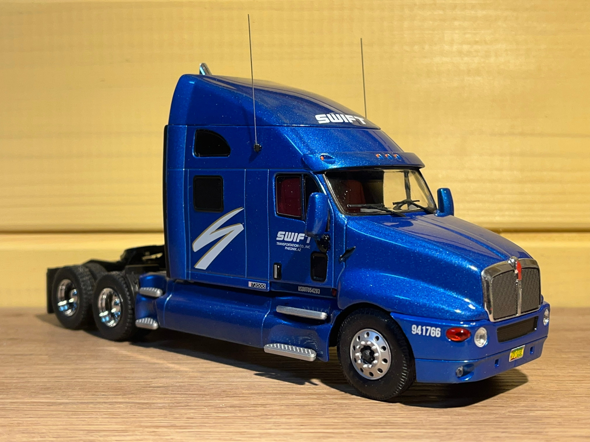 1/43 Kenworth T2000 (Altaya #53 W/Trailer SWIFT и 1998 iXO #TR180