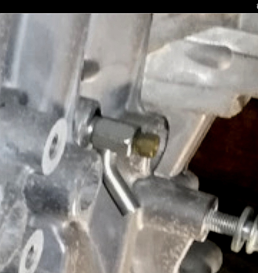 Сливная пробка с головки блока — Toyota Corolla Fielder (E160), 1,5 л ...