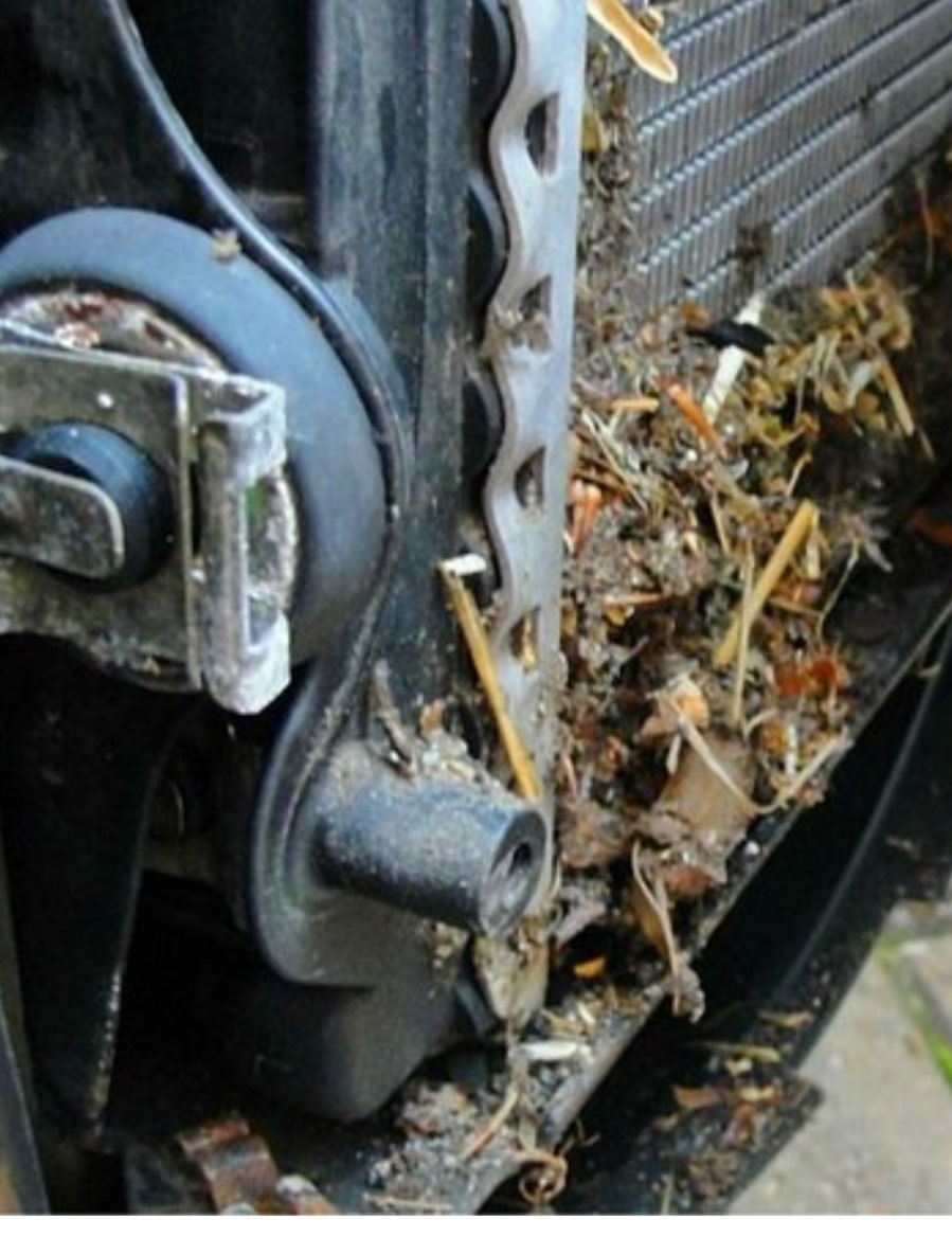 Промывка радиатора охлаждения двигателя хендай i30 2013. Промыть радиатор автомобиля. Радиатор кондиц е200 2008. Промывка радиатора изнутри. Забитые соты радиатора.