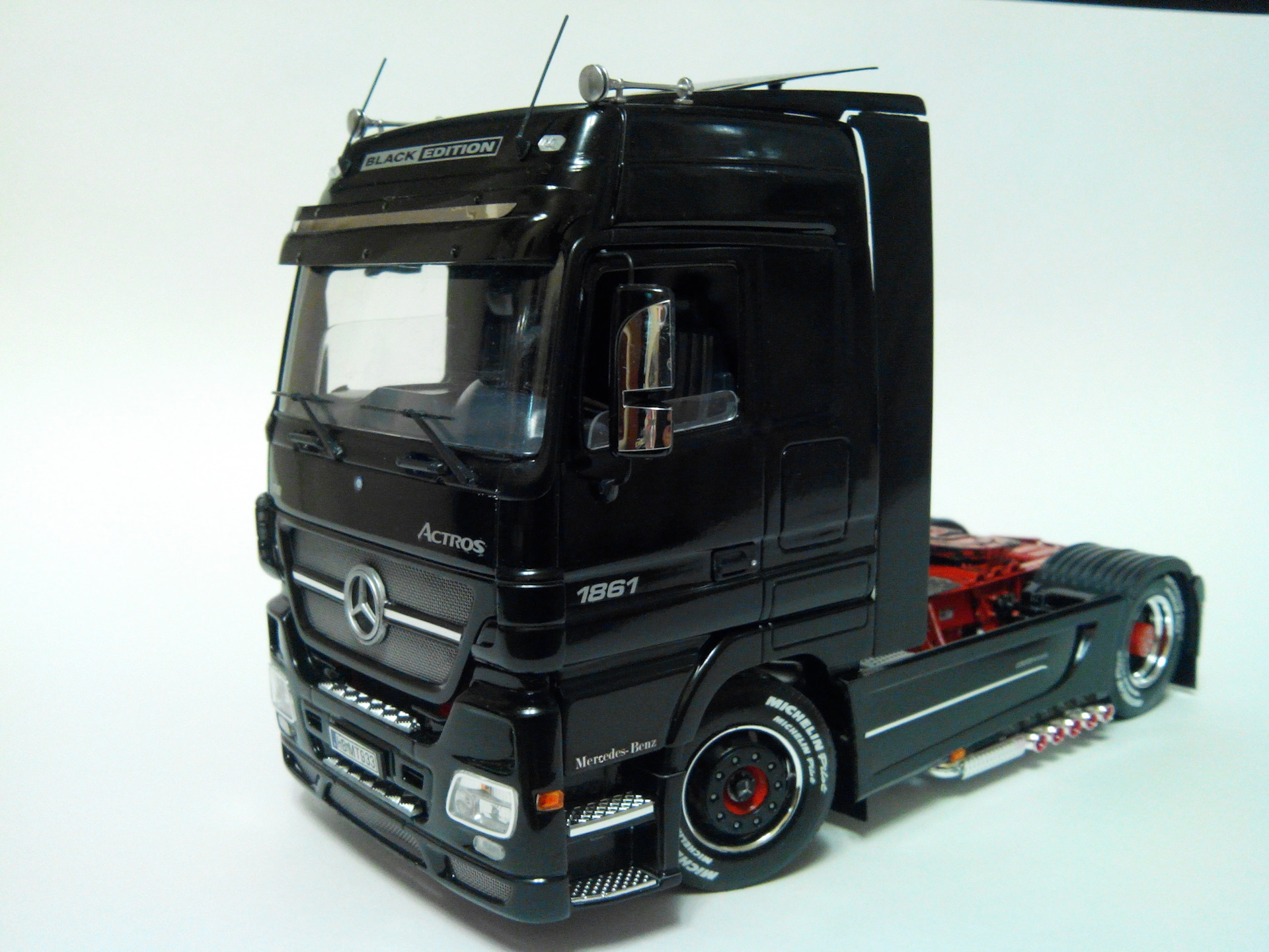 Mercedes actros модели. Mercedes Actros Black Edition. Mercedes Actros 1. Italeri 1/24 Грузовики. Сборная модель Мерседес Актрос 1 24.