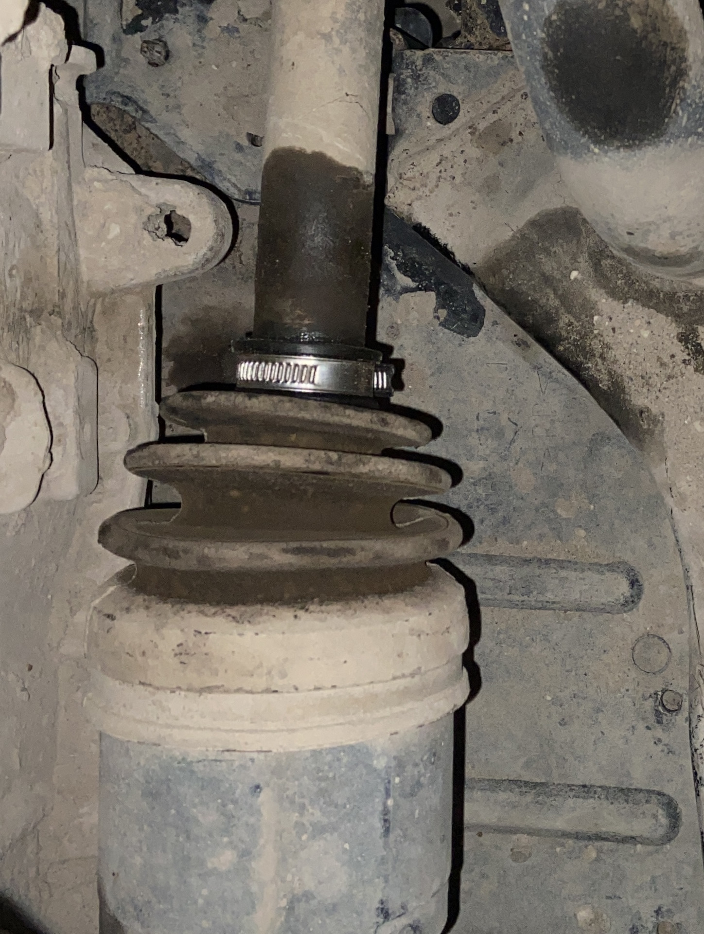 Почему так кидает из под пыльника смазку? — Mitsubishi Outlander XL, 2 ...