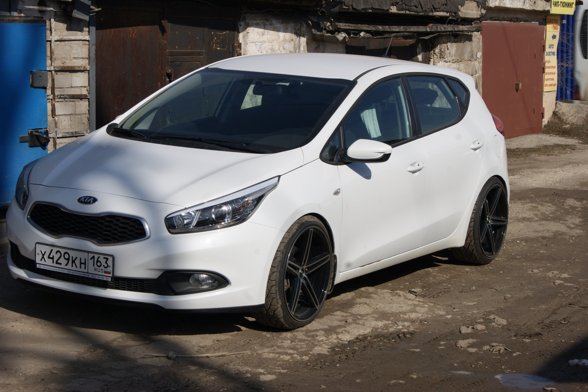 Ceed jd. Черный Kia Ceed JD r17. Kia Ceed JD белая на 17 дисках. Kia Ceed на 17 дисках. Диски на черный Kia Ceed JD r17.