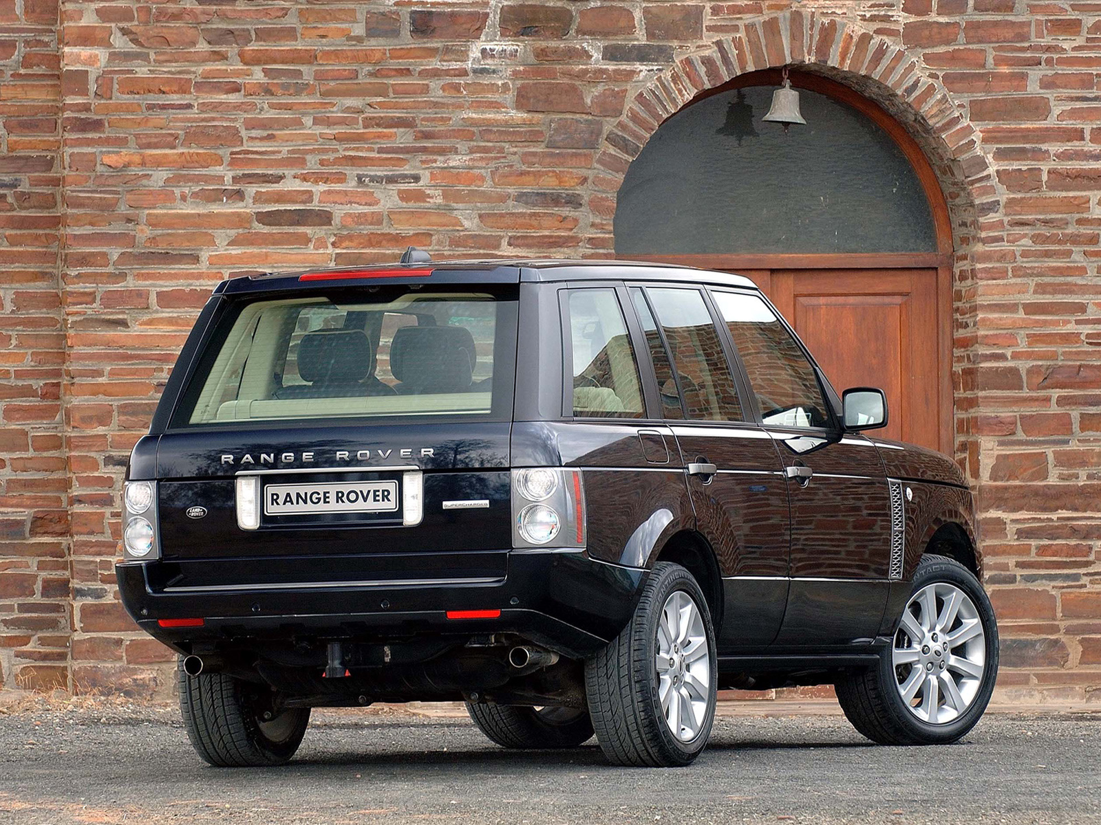 Другой автомобиль. Land Rover range Rover Supercharged 2005. Рендж Ровер l322. Range Rover III (l322). Range Rover 322.