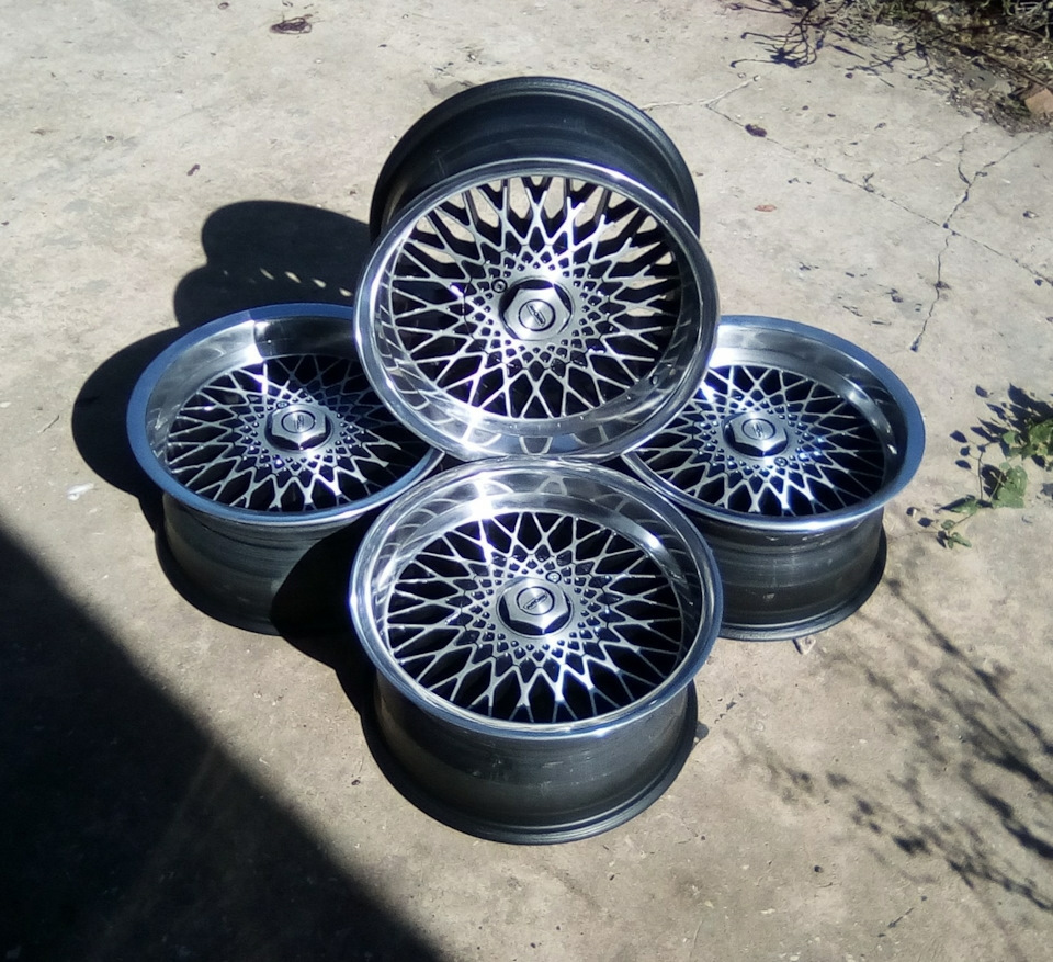 Колесо повозки. Натюрморт с колесом от телеги. Японские диски 5 100 ретро. Rial mesh 7jx15h2 audi. Old wheels.