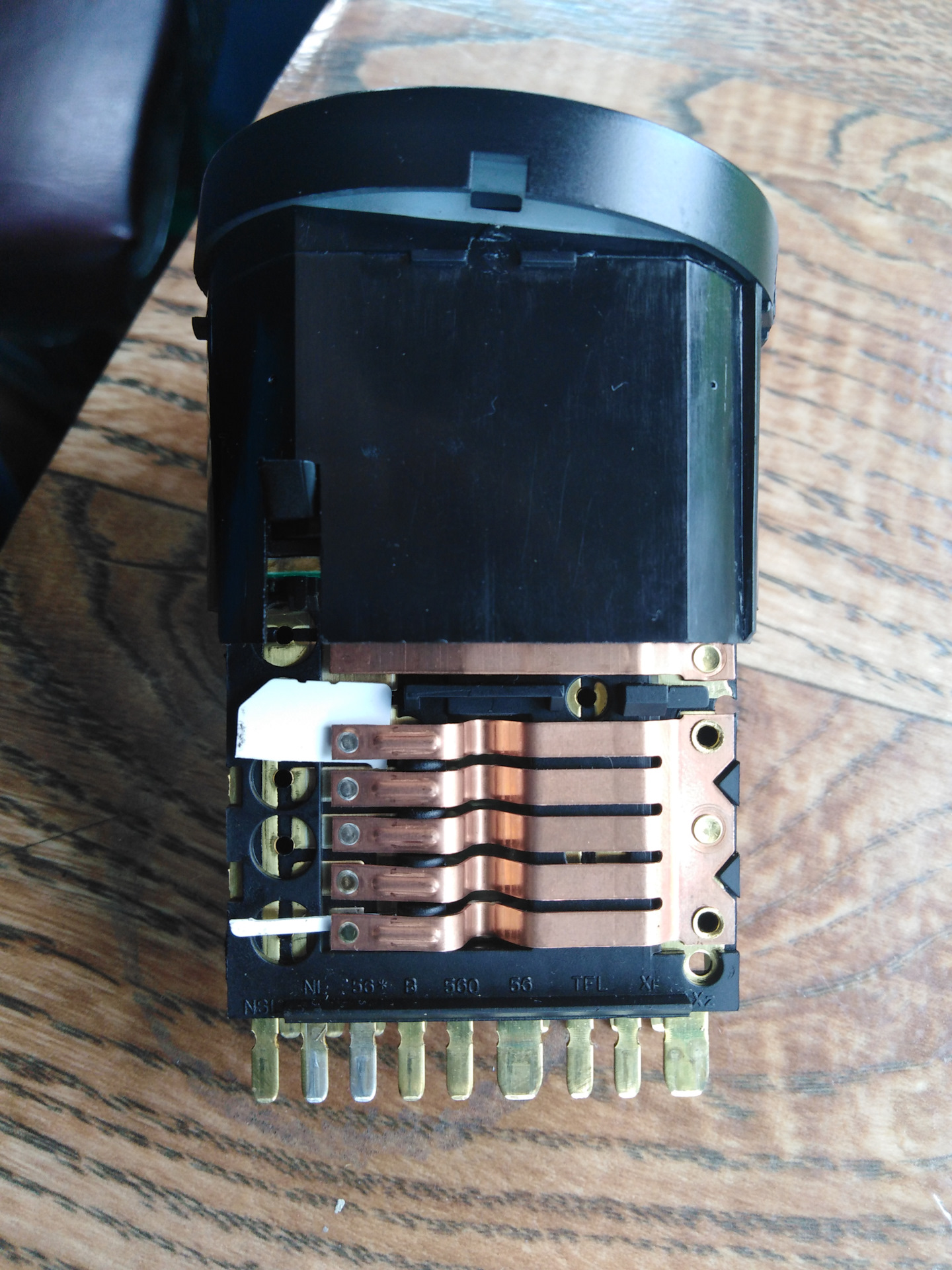 Нужна помощь!ближний свет всегда включается при включении зажигания ...