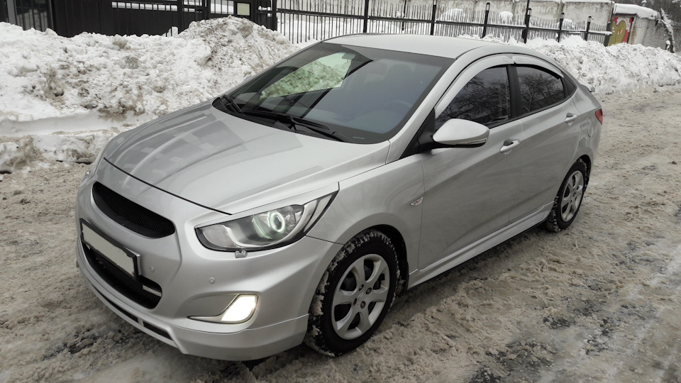 Солярис с большим спойлером. Hyundai solaris 2014 2017 i рестайлинг белый. Solaris 2022. Допы хендай солярис. Hyundai solaris 2014-2016 фара.