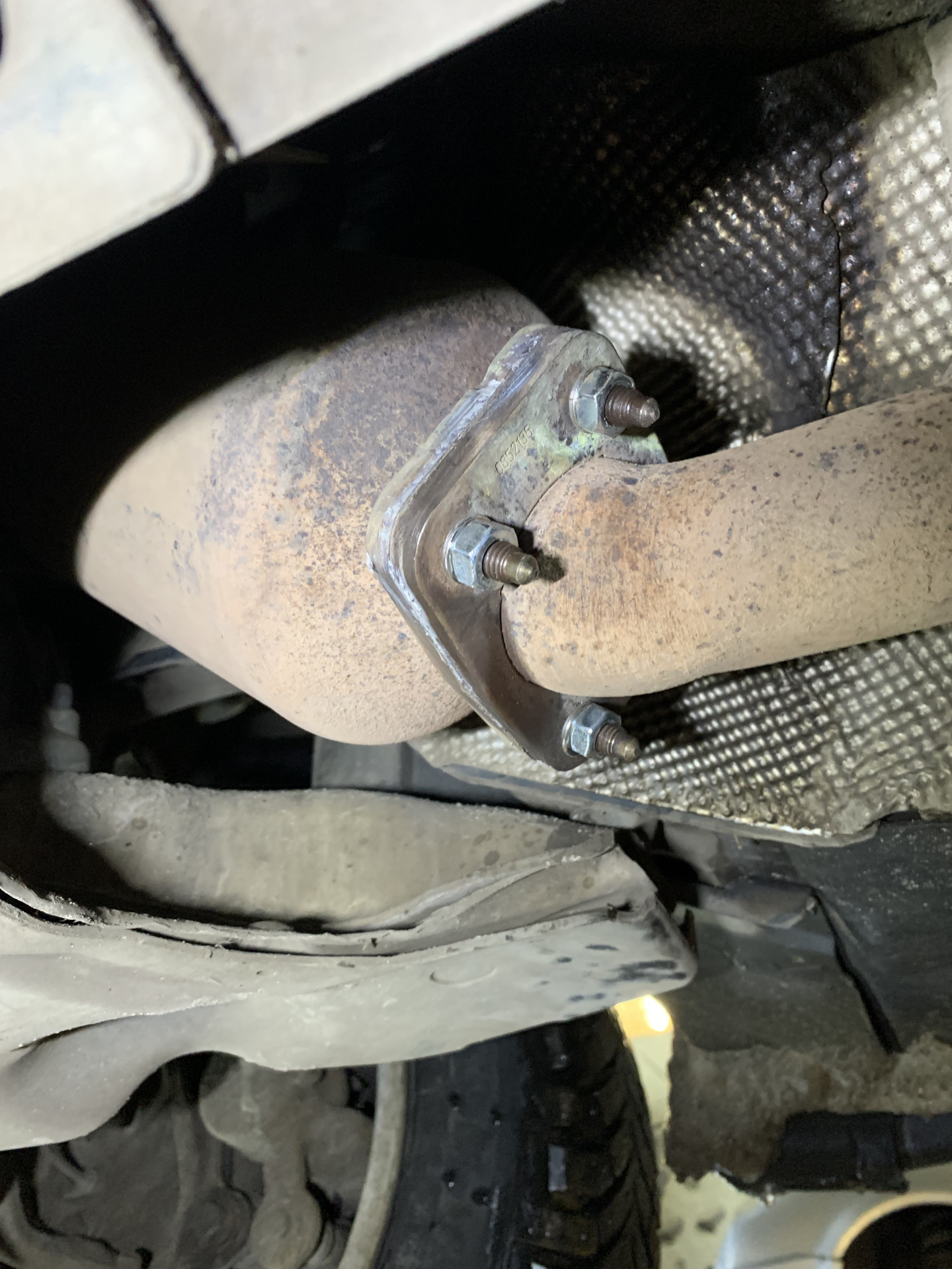 Замена гаек соединения выпускного коллектора с приёмной трубой — BMW 1 ...