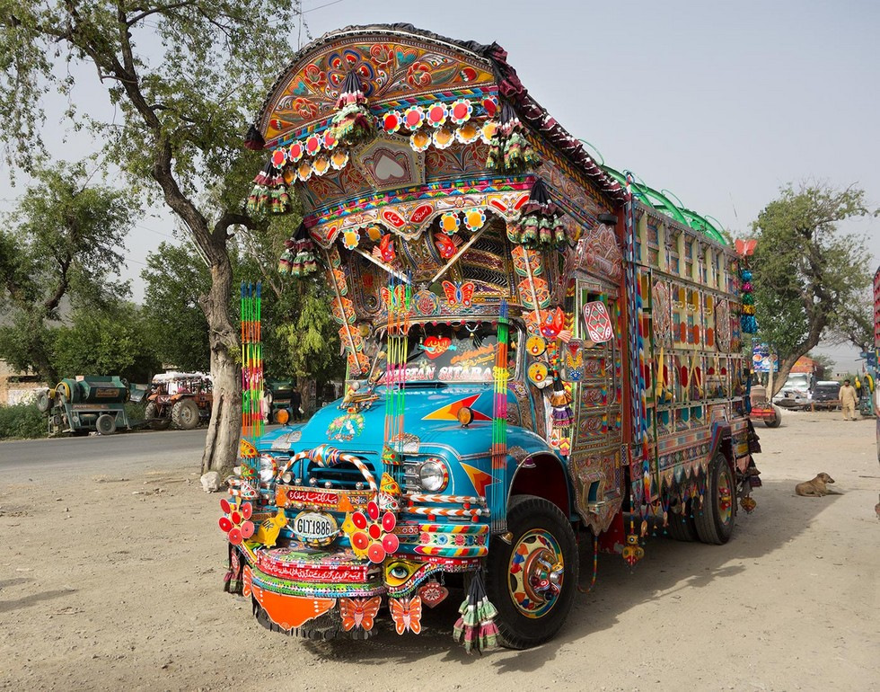 Авто из индии 4 буквы. Грузовики в Пакистане. Барбухайка афганские Грузовики. Машины в Индии. Грузовики в Индии.