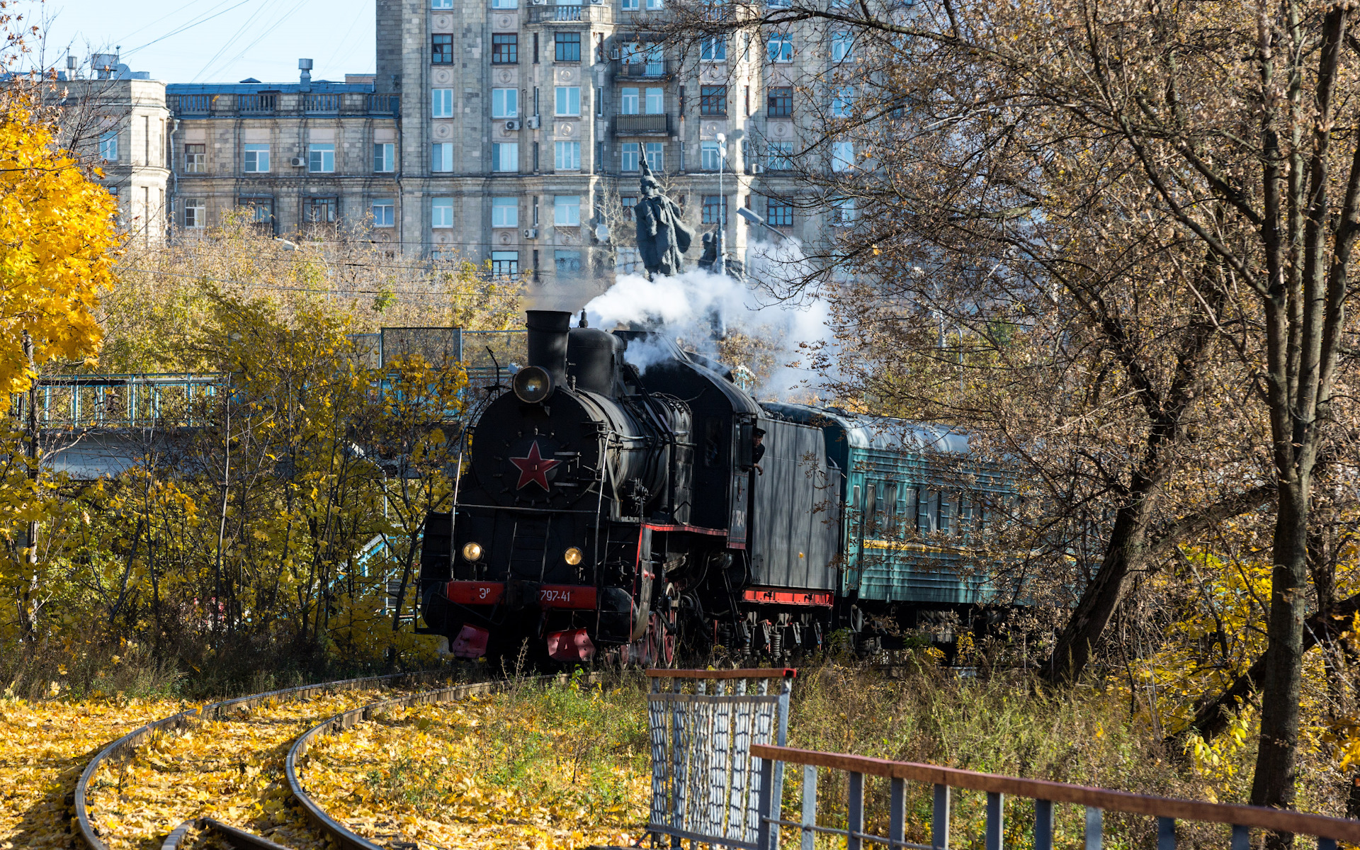 Забытая москва. Ретро поезд. Ретро поезд и осень. Поезд Золотая осень. Ретропоезд осенью.