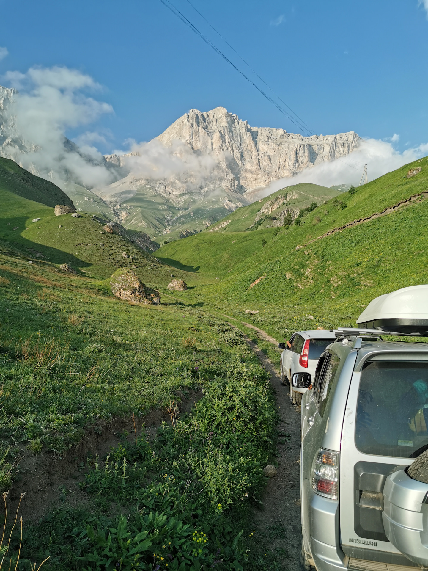 Машина в горах Кавказа
