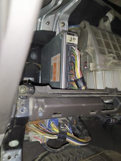 что такое maf в автомобиле toyota. yEAAAgMlVeA 240. что такое maf в автомобиле toyota фото. что такое maf в автомобиле toyota-yEAAAgMlVeA 240. картинка что такое maf в автомобиле toyota. картинка yEAAAgMlVeA 240. ДМРВ или MAF – что за зверь?Принцип работы датчика, назначение, диагностика неисправностей.Датчик Массового Расхода Воздуха или (MAF sernsor – от англ. MASS AIR FLOW SENSOR) – это датчик, предназначенный для контроля массы воздуха поступающего в двигатель в режиме реального времени. Датчик, как правило, имеет встроенный датчик температуры воздуха, и в большинстве случаев передает информацию в ЭБУ (Электронный Блок Управления) сигналы с обоих датчиков в аналоговом виде. Встречаются и разновидности датчиков со встроенной схемой АЦП (аналогово – цифровой преобразователь), где сигнал поступает в ЭБУ уже в оцифрованном виде, что в некоторой степени усложняет его диагностику для рядового «самодиагноста». Такие датчики устанавливаются достаточно редко, да и то на дорогих авто. Диагностировать их в «походных условиях» можно путем временной замены на заведомо исправный, и сравнивая результаты показаний по диагностическому протоколу.Есть два основных вида таких датчиков: нитиевый, и пленочный… Нитиевые датчики массового расхода воздуха обладают меньшей точностью, но более надежны, и устанавливались на автомобили марки ГАЗ. Пленочные (самые распространенные) датчики имеют самую высокую точность на сегодняшний день, но и самые капризные в плане надежности!Почему автопроизводители оборудуют свои автомобили именно этими датчиками, а не скажем всем известным и достаточно хорошо себя зарекомендовавшим ДАД (MAP — sensor)? Ведь Датчики Абсолютного Давления практически безотказны?! Все дело в том, что на разработчиков постоянно давят экологи, постоянно увеличивая свои требования к токсичности выхлопных газов… Да, мы придумали «каталитический нейтрализатор», и «систему рециркуляции отработанных газов», и они достаточно хорошо справляются с возложенными на них обязанностями, но есть одно «НО»! Есть такое понятие как «окно католизации»… Если состав ТВС (топливовоздушной смеси) отклоняется от стехиометрической на +/- 10%, то каталитический нейтрализатор просто на просто перестает функционировать! Точность ДАД сенсоров зачастую не позволяет выдерживать такую точную смесь, и поэтому производитель вынужден ставить ДМРВ.Как же устроен пленочный ДМРВ, или по научному «Термоанемометрический Датчик Массового Расхода Воздуха Пленочного типа» Итак, представьте себе пленку с керамическим покрытием. Эта пленка установлена непосредственно в поток воздуха, количество которого мы измеряем, так, что воздух проходит над керамическим покрытием поперек пленки. Сверху этого керамического покрытия, поперек потока, нанесены нагревательный резистор (в основном платина) и по бокам от него два терморезистора (если смотреть по потоку воздуха, то один терморезистор до платинового нагревателя, а второй после). Платиновый нагреватель разогревается до определенной температуры, и эта температура всегда постоянна – за этим следит специальный микроконтроллер, встроенный в этот датчик. Когда поток воздуха равен 0, то терморезисторы (термометры) показывают одинаковую температуру, т.к. облако нагретого воздуха не сдувается потоком. Когда повышается поток воздуха, то он «сдувает» облако нагретого воздуха, и терморезисторы показывают разную температуру… На основе таких измерений, а так же температуры воздуха на входе, и высчитывается точное количество (обьем) воздуха, что потом пересчитывается в массу… Этот датчик обладает наивысшей точностью измерений на сегодняшний день, т.к. различает направление потока воздуха, и отнимает объем воздуха который проходит обратно после удара о резко закрытый дроссель.