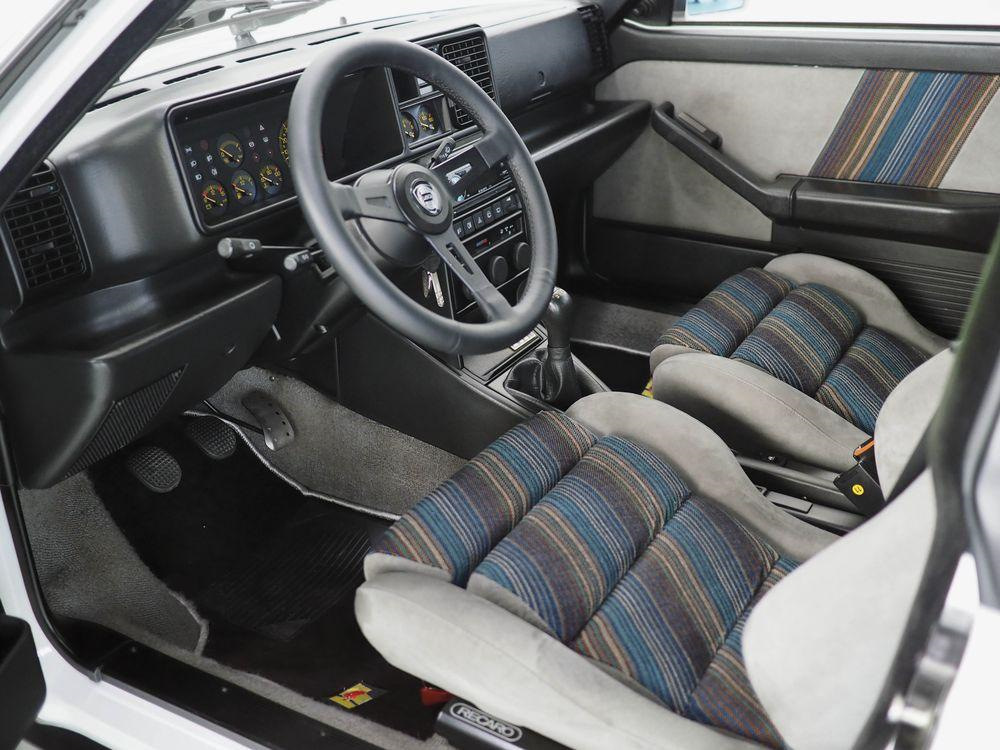 V 1988. Lancia Delta HF integrale салон. Лянча Delta integrale салон. Lancia HF integrale Interior. Lancia Delta integrale приборная панель.