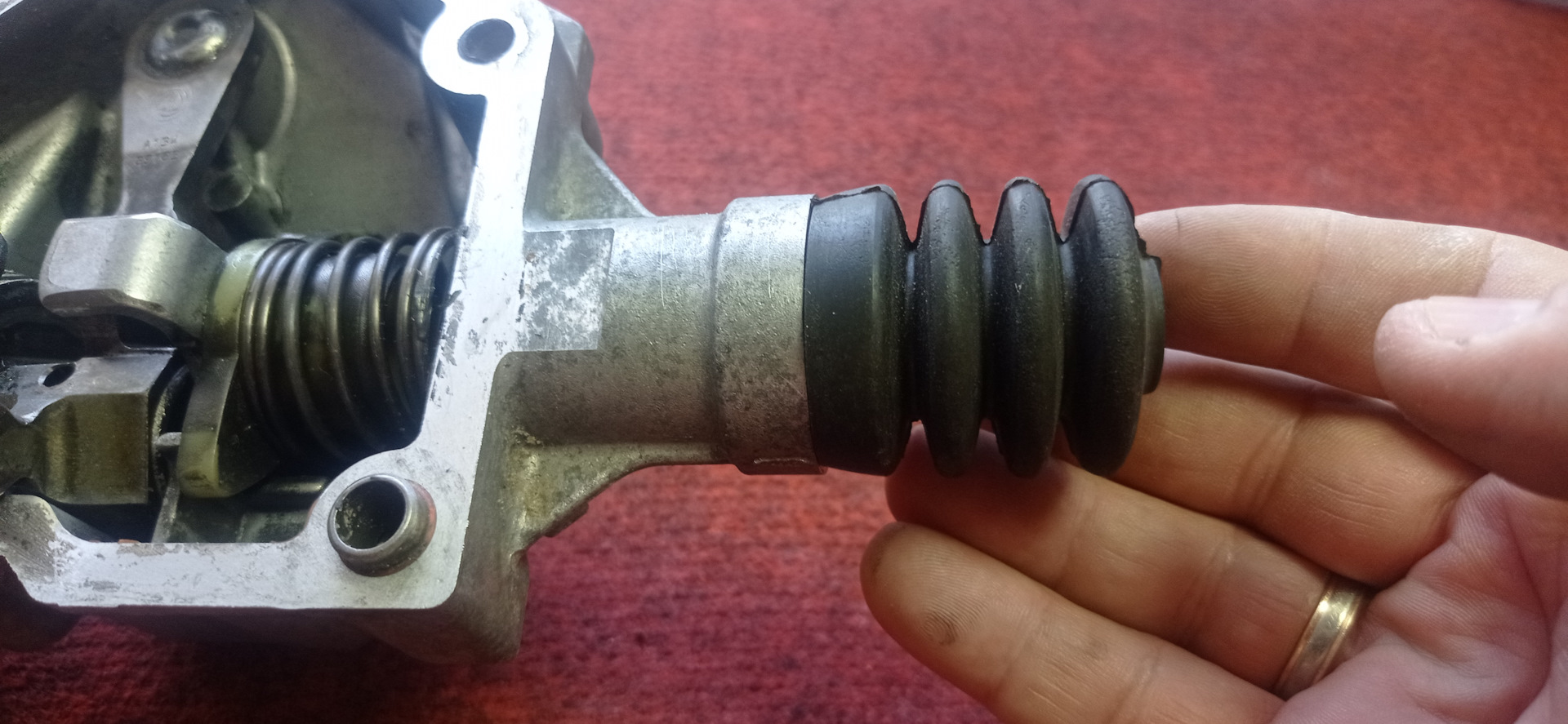 Замена пыльника троса ручника — FIAT Doblo (1G), 1,3 л, 2007 года ...